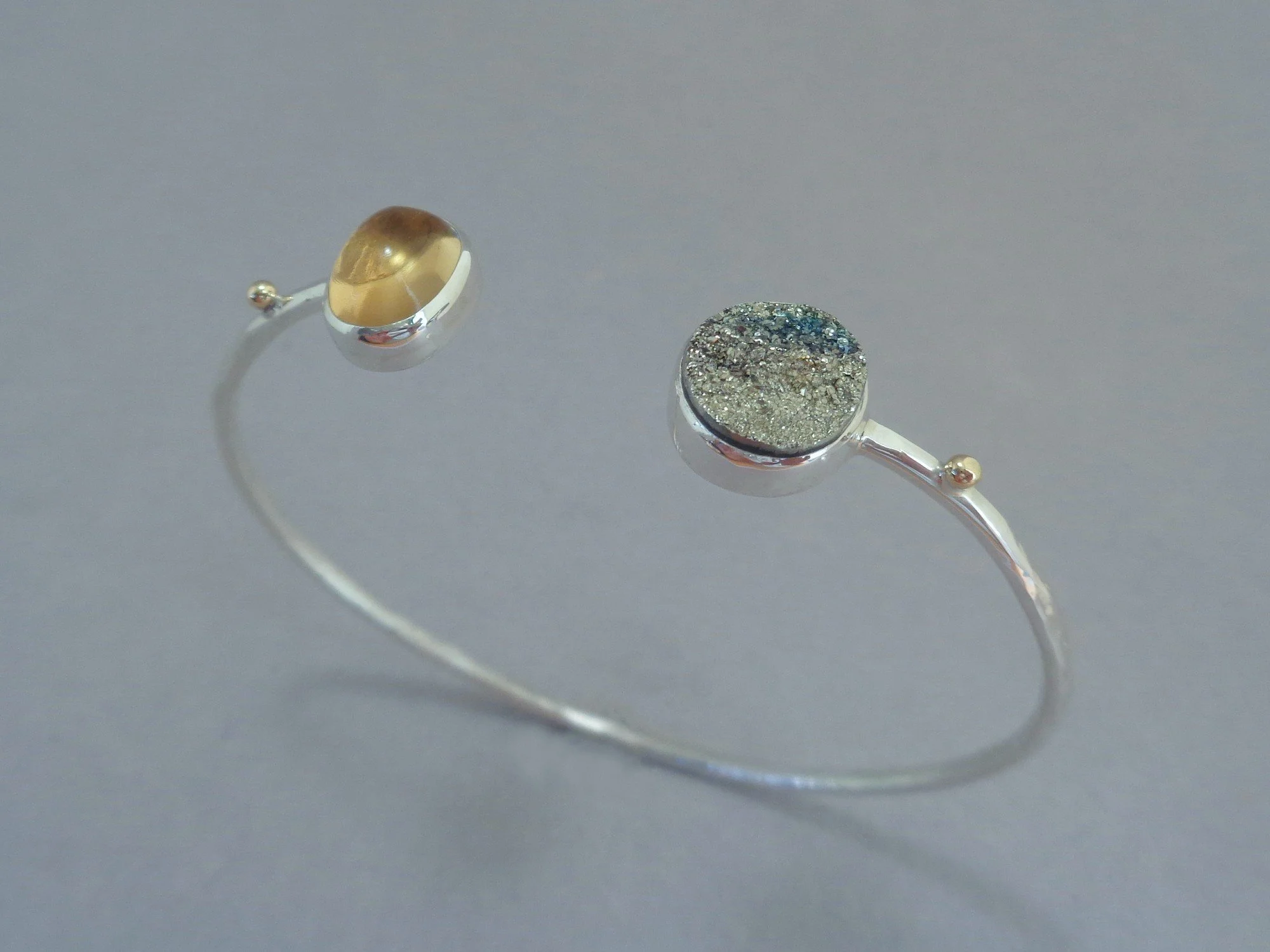 bracelet with sparkly golden stones x.jpg