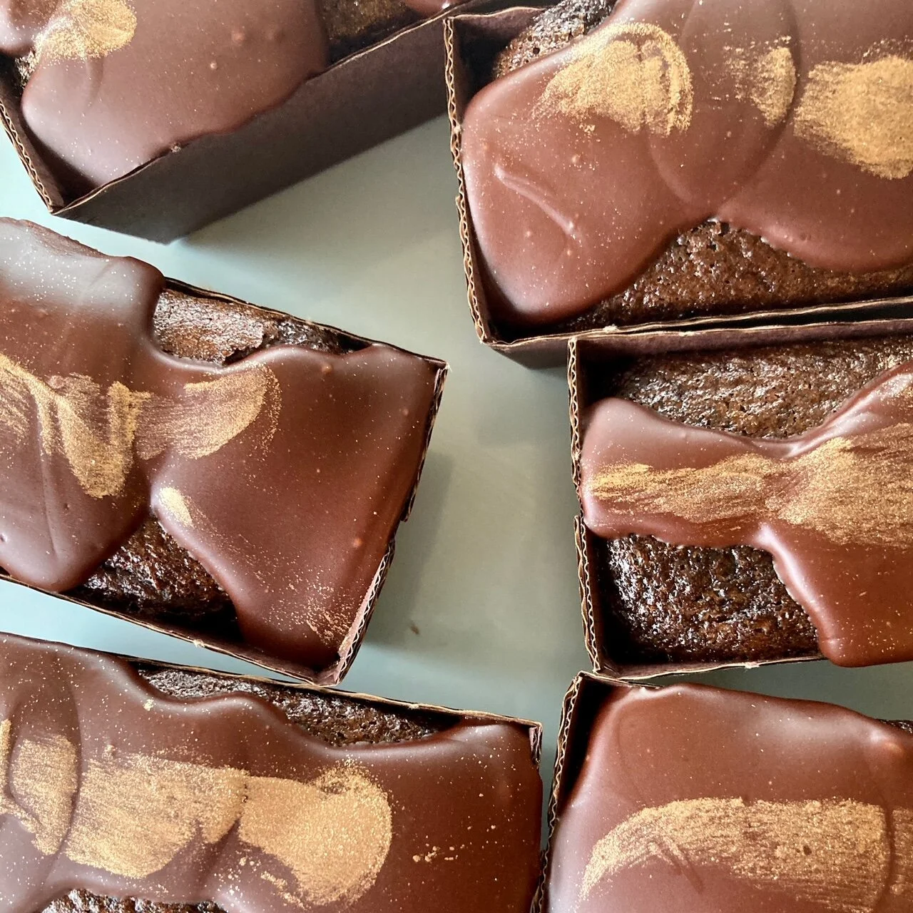 The Academy Awards &amp; A Duo Of Mini Gold-Dusted Chocolate Cakes With Chocolate Glaze