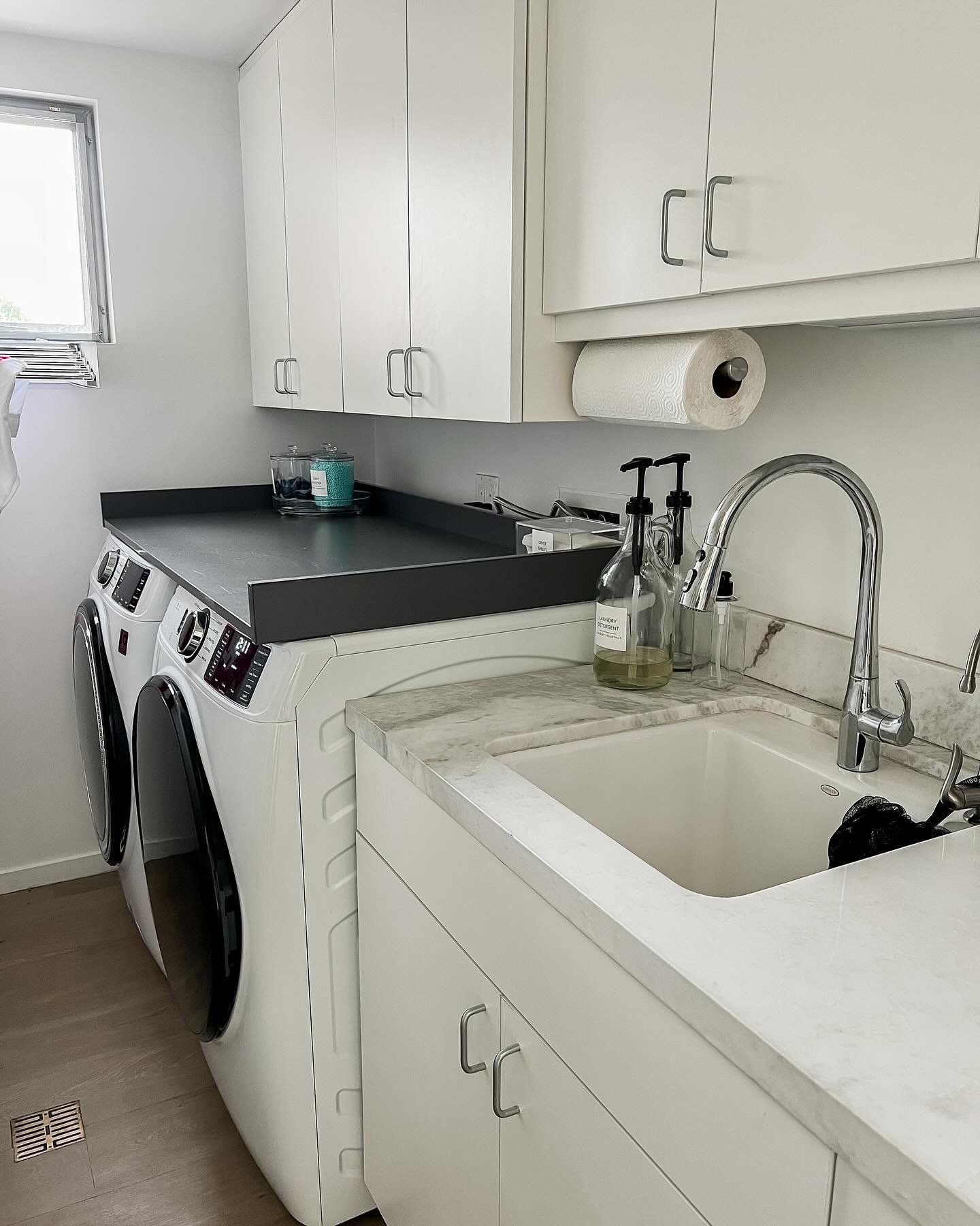 ✨L A U N D R Y  R O O M ✨

👉🏻 Looking for a quick and easy way to upgrade your laundry room? 

💡If you have a front-loading washer/dryer, add a countertop! 

🧺 This can double your workspace, create a clean surface for folding, and just makes the