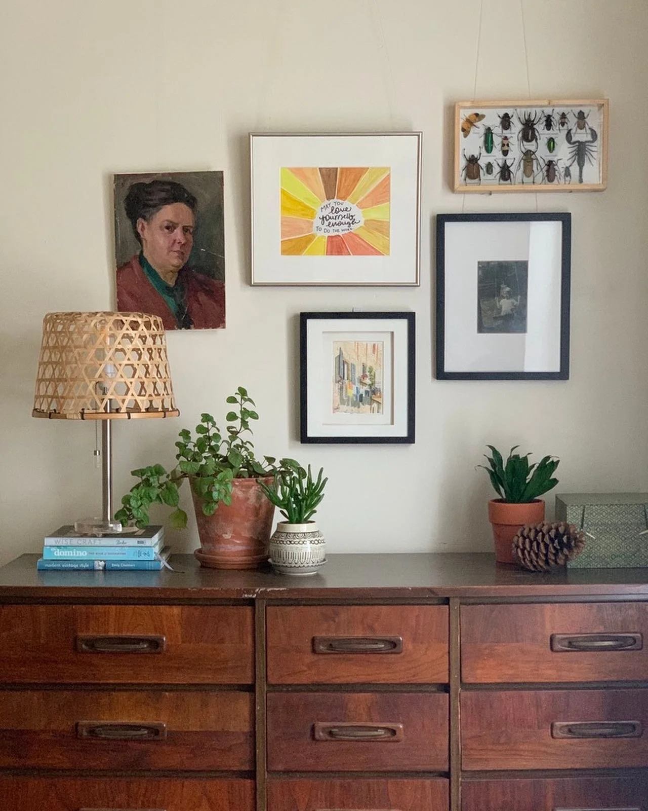 I doodle-painted these rays a few weeks ago (or, a few months ago?? who knows anymore..) while hanging out with my friends Drew & Perrin. I intentionally left the center blank because I didn't quite know what direction I wanted to go and I didn't