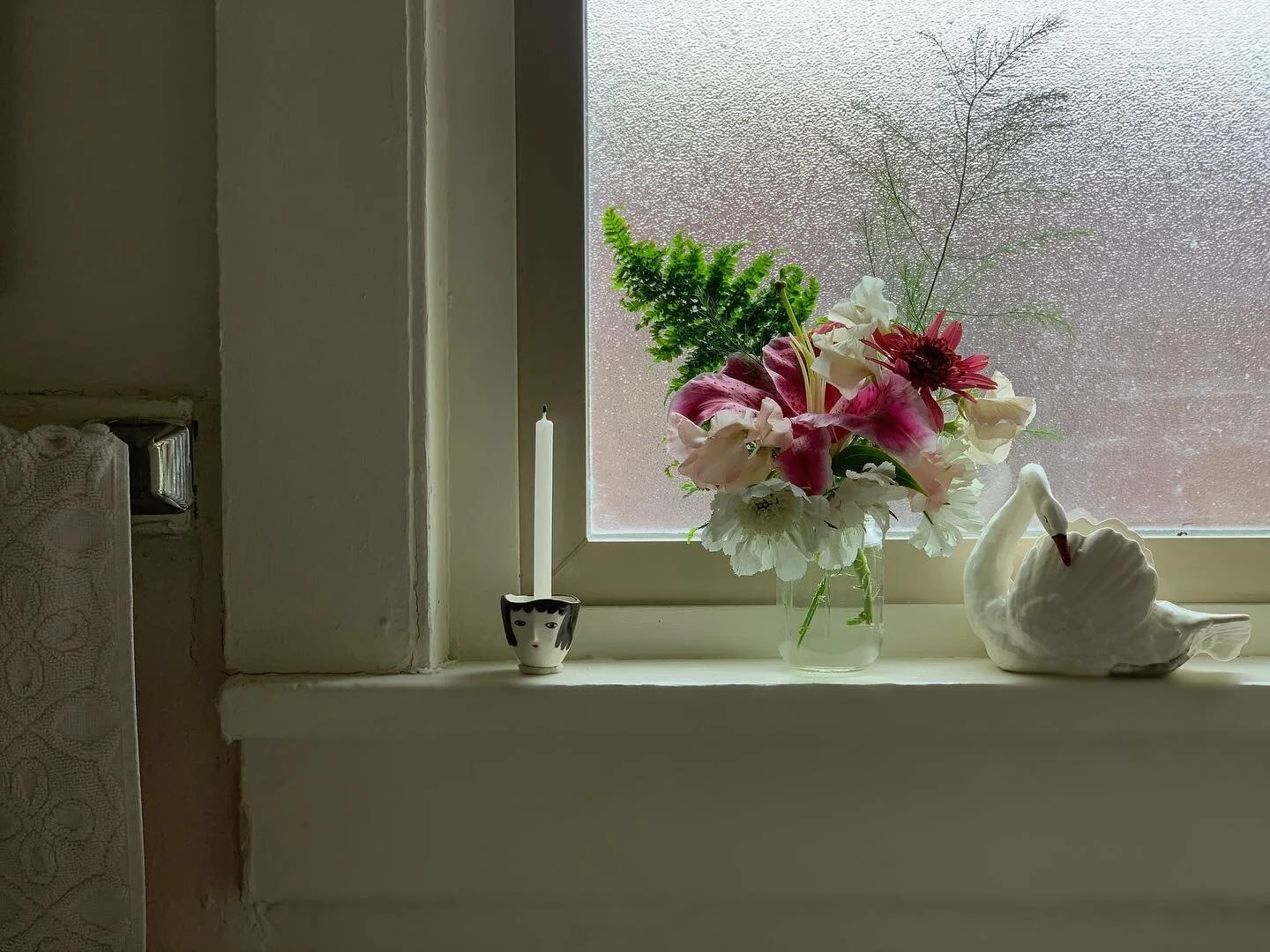 These flowers from @badweatherurbanfarm are bringing the sunshine to this moody weekend. They are sitting on the window sill in my bathroom and I get lost in all those ruffles each time I wash my hands. I am not mad about it.
I spent some time at th