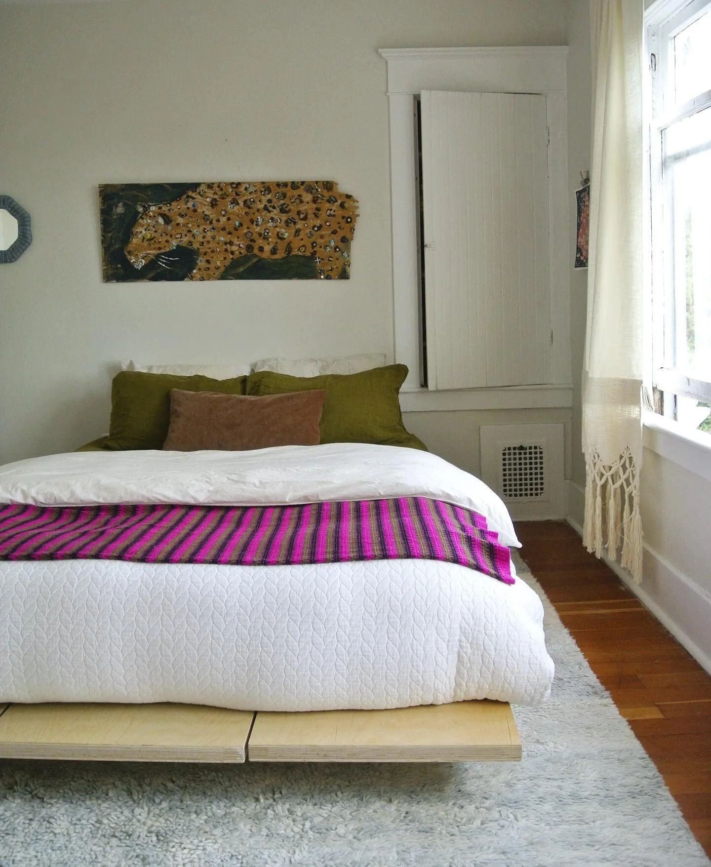 This week I was in the home of my good friends @regenerativecookingschool helping them edit & style their Madrona rental. 
It was obvious that amazingly bejeweled jaguar needed to be the focal point, and it really carries the space so we kept mos