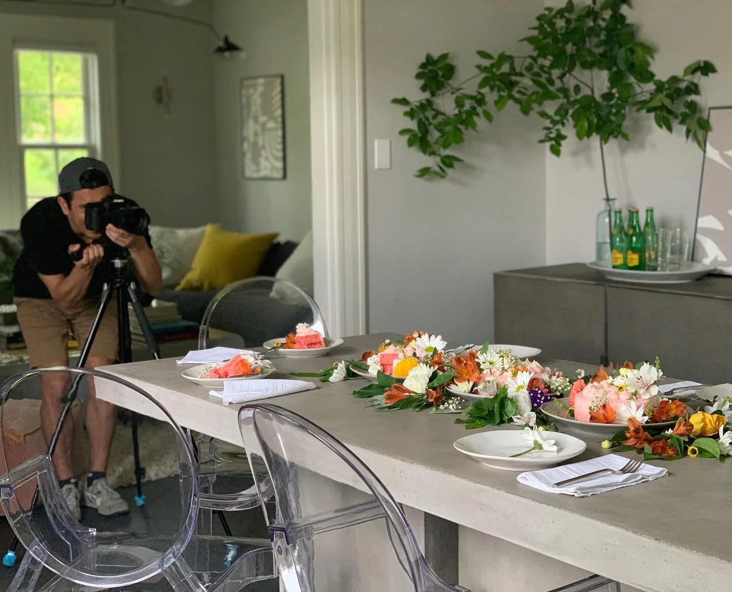 I just recently got back from the East Coast where I styled and photographed a home that I worked on in 2019 but only now was able to see completed. I styled this dining room like I was throwing a party, because why not. 
I’m excited to finally