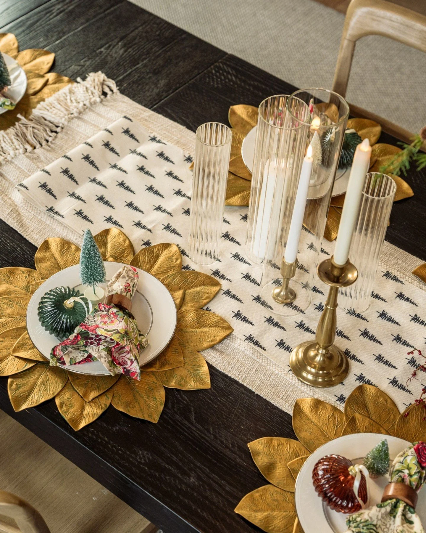 The holidays are filled with the moments we look forward to all year &mdash; and we&rsquo;d love to help make your home feel just as special. ✨🎄

Our Holiday Decorating Services are designed to meet you wherever you need us. Maybe you already have d