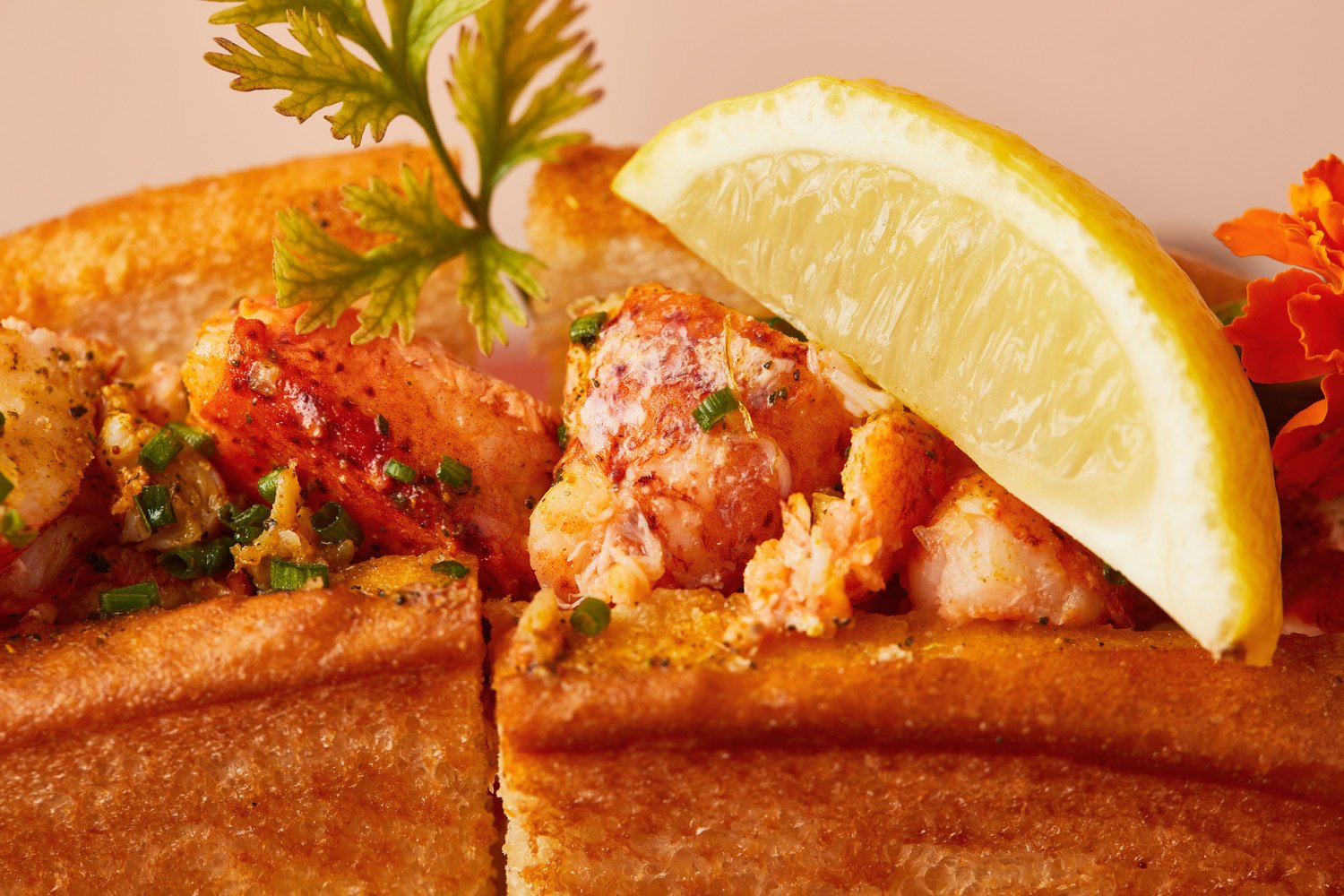 Pinchy's, making life brighter &amp; happier. :) 🥂🦞🌞🥰

#lobsterrolllove 
#lobsterrolltime 
#champagnetime