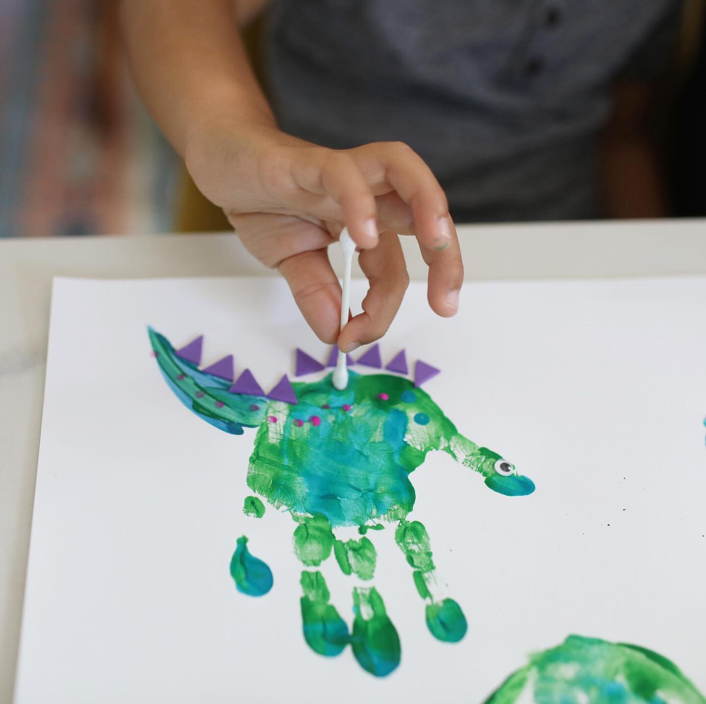 Rwaarrr Happy Friday! Since most painting ends up as finger painting anyways we included a handprint Dino as one of our activities. The best part of this craft is seeing the different interpretations of these cool dinosaurs! 
.
.
.

#bayareakids #bay