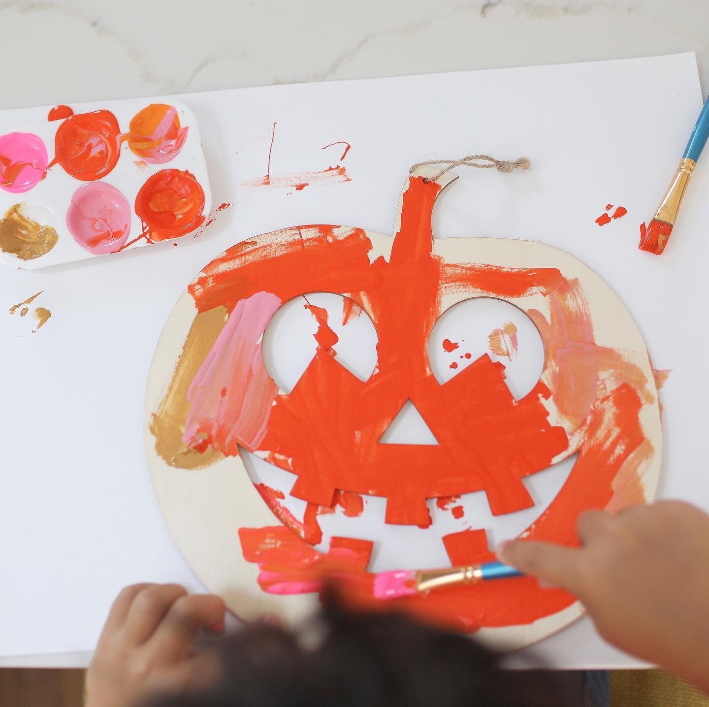 Hey pumpkins! Keep your eye out later this week we will be releasing a limited number of Halloween boxes. Since our kids won&rsquo;t be trick or treating this year we wanted to create a box full of fun Halloween crafts to keep the spirit alive! 
.
.
