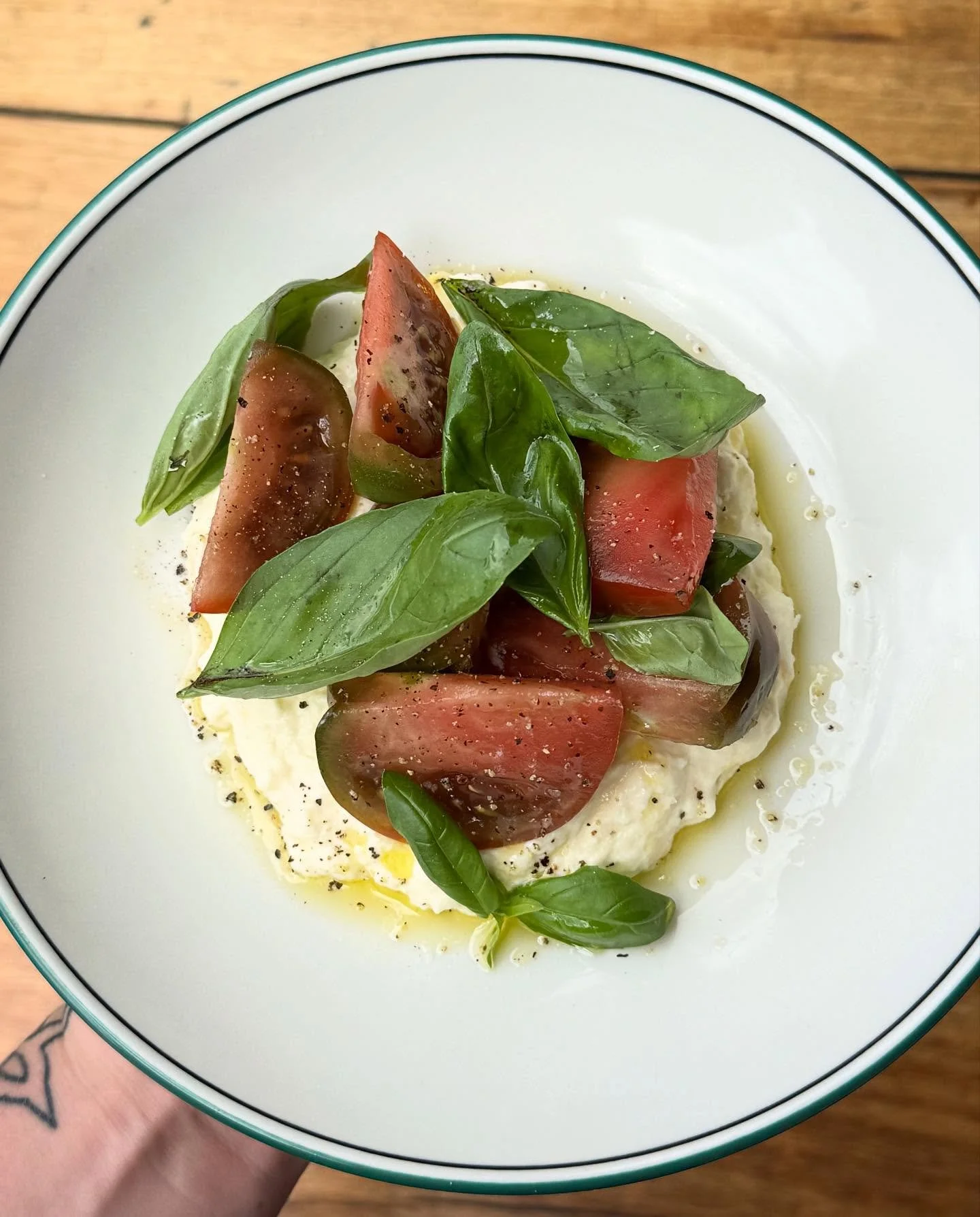 New summer side alert!!!!
Stracciatella (the best bit of burrata)
Local heirloom tomatoes and 
A healthy glug of EVOO 🤤🤤 

As always, happy hour specials until 6pm. 
See you tonight, Ciao x