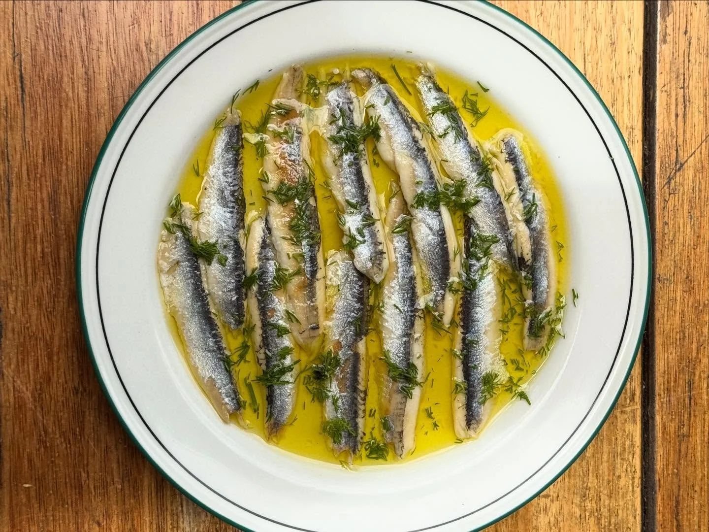 Something fishy going on&hellip;

Yeah, it&rsquo;s our white anchovies drenched in EVOO and dill. 
Molto bene !!!!

CIAO X