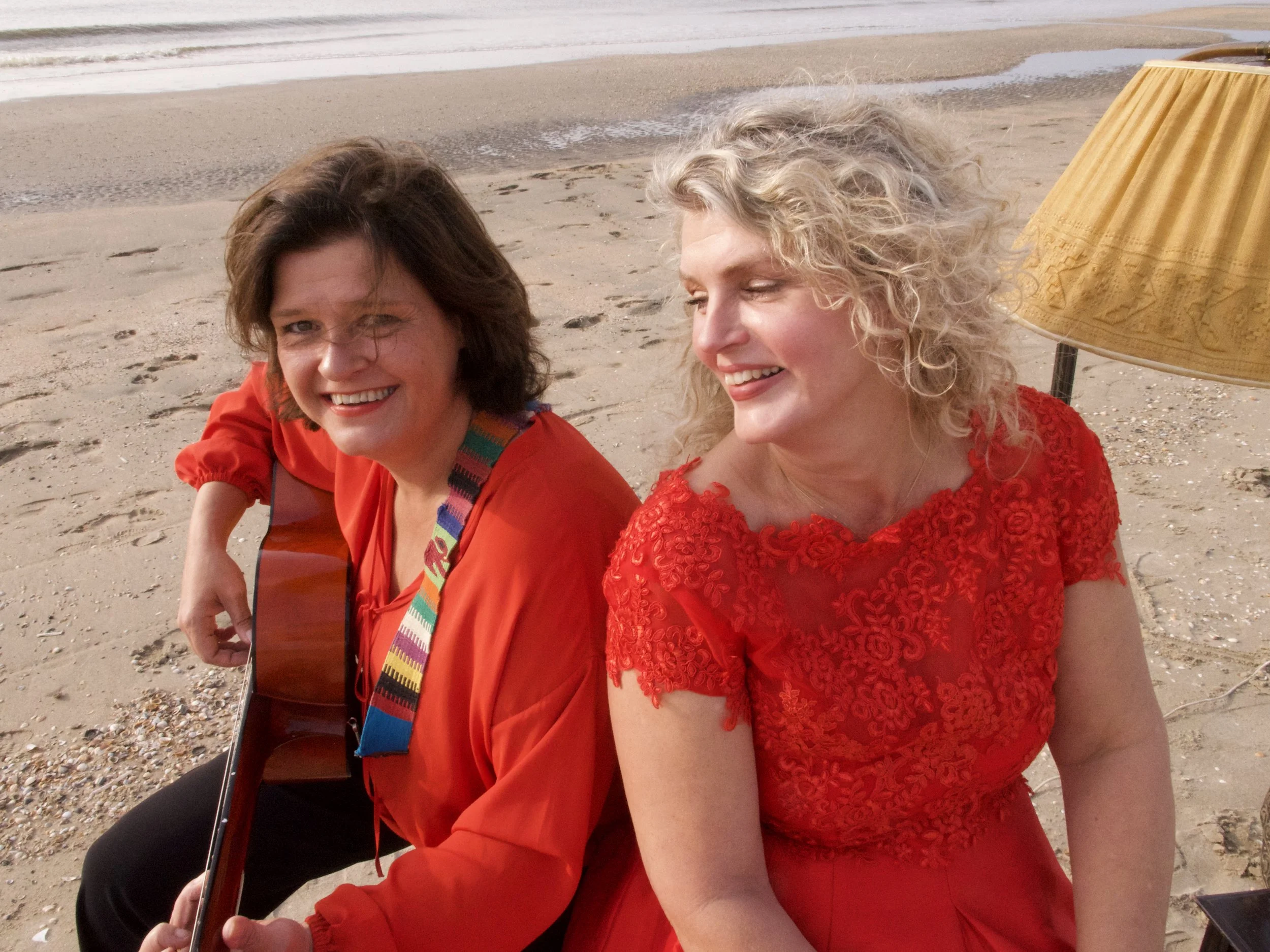 ‘La Serena' -Lucette van den Berg (zang) en Annedee Jaeger (gitaar)