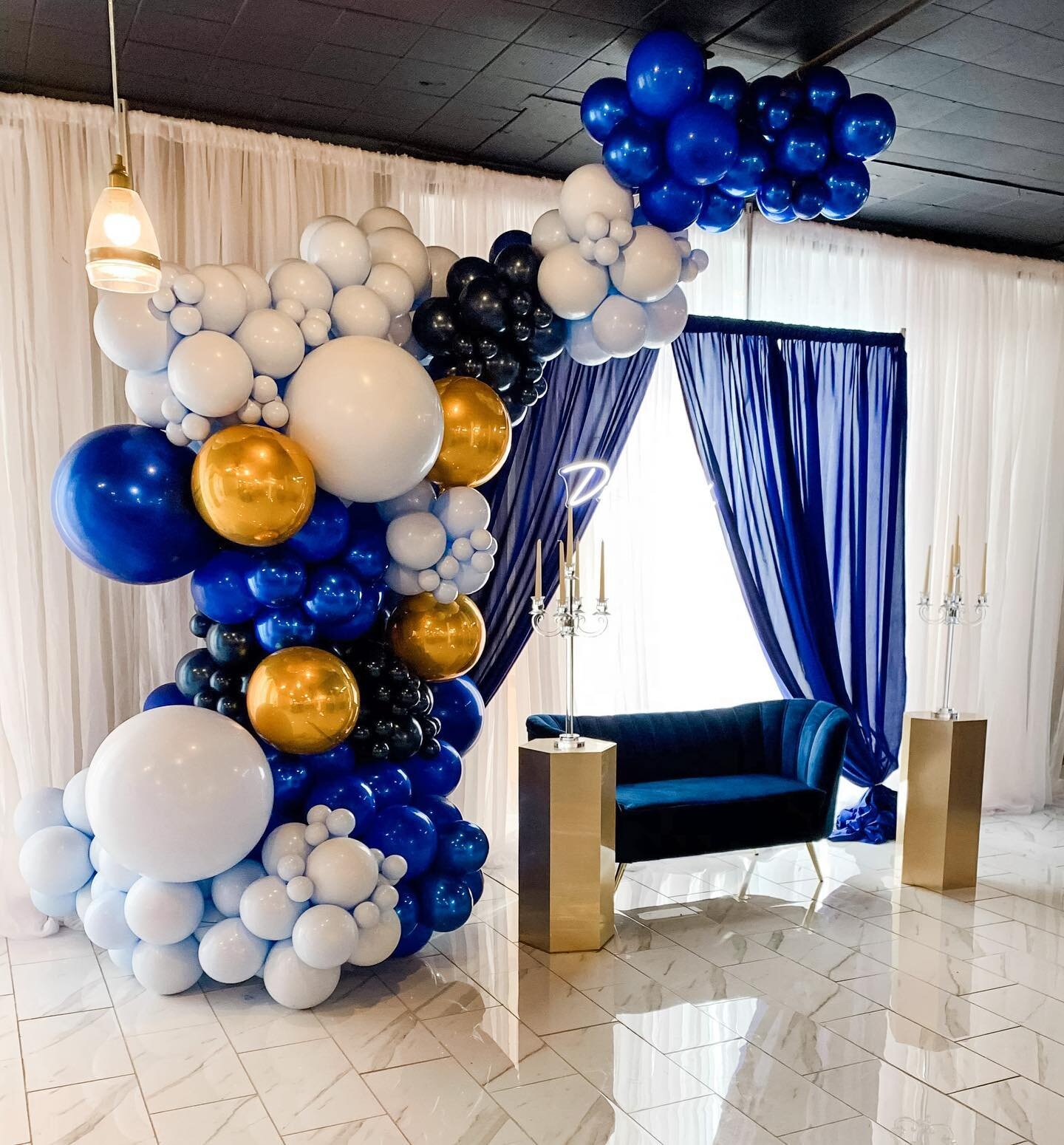 They say its just balloons... We say that it is art! 

𝙴𝚟𝚎𝚗𝚝 𝚍𝚎𝚜𝚒𝚐𝚗𝚎𝚛: @abeautifulevent_ 
𝙱𝚊𝚕𝚕𝚘𝚘𝚗𝚜: 𝙱𝚊𝚋𝚊𝚕𝚘𝚘𝚗𝚣 𝙱𝚊𝚕𝚕𝚘𝚘𝚗𝚜 

#mississippiballoonartist #babaloonz #birthdaygarland #organicballoonarch #staircasegarland
