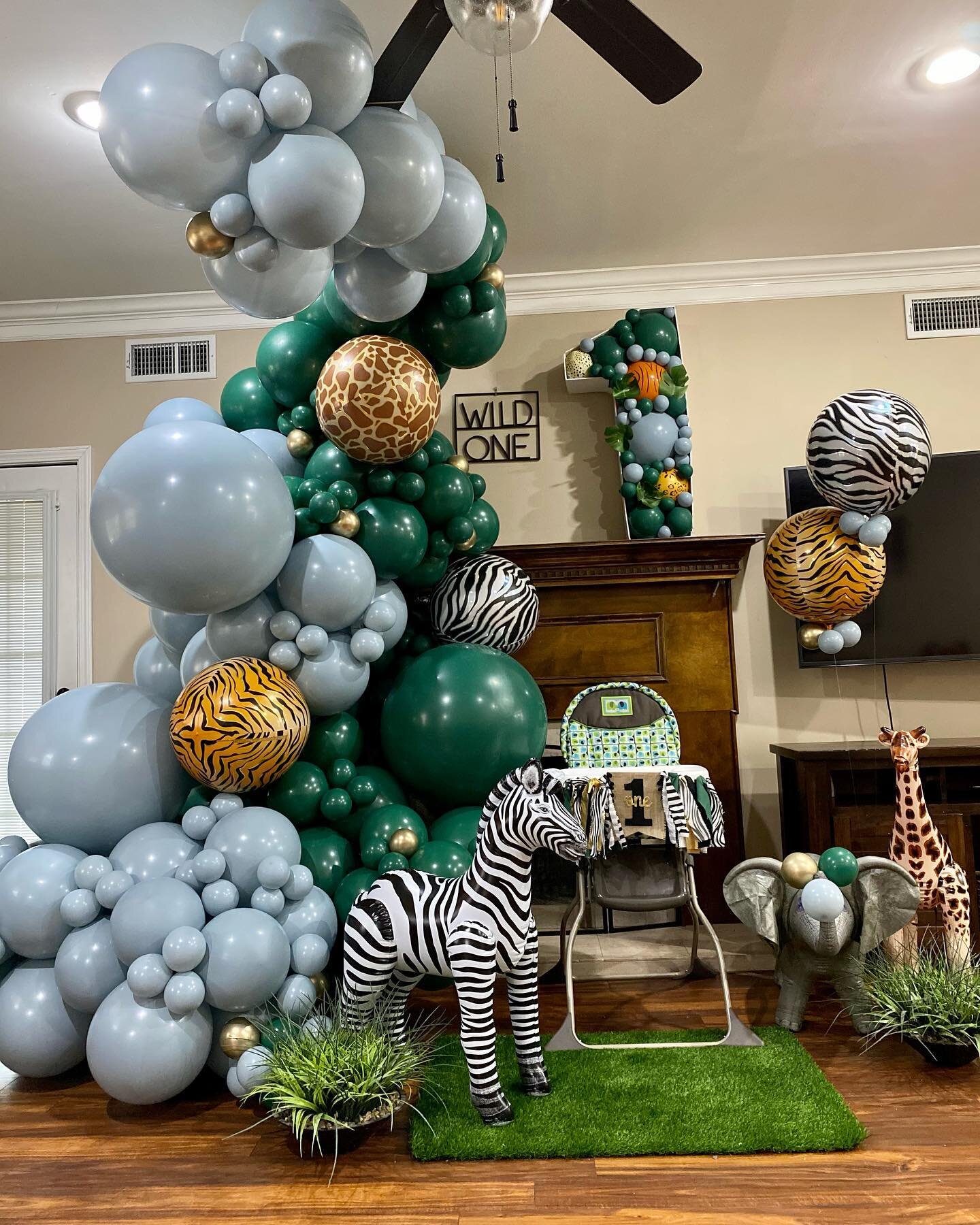 Oh boy! We have a WILD ONE! 💙🌴🦒🦓

Book the ultimate backdrop for your party! Any theme and we can create it!!

Call/txt 601-706-9010
www.babaloonz.com