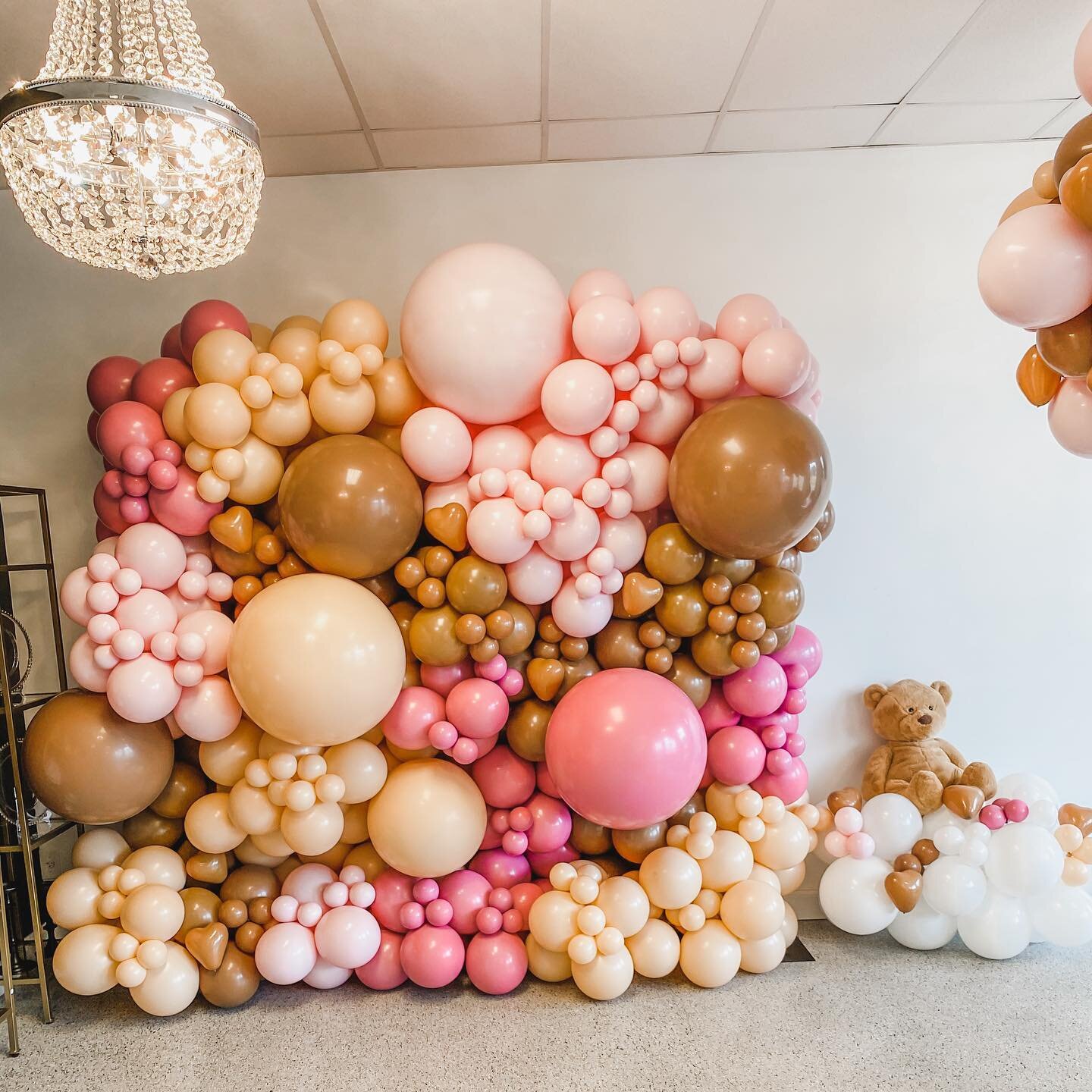 Teddy bears and pink for this virtual baby shower💕 🧸 So adorable! 

Book the look 
www.Babaloonz.com
601-706-9010

#mississippiballoonartist #babaloonz #birthdaygarland #organicballoonarch #staircasegarland #2021 #birthdayparty #smallbusinessowner 