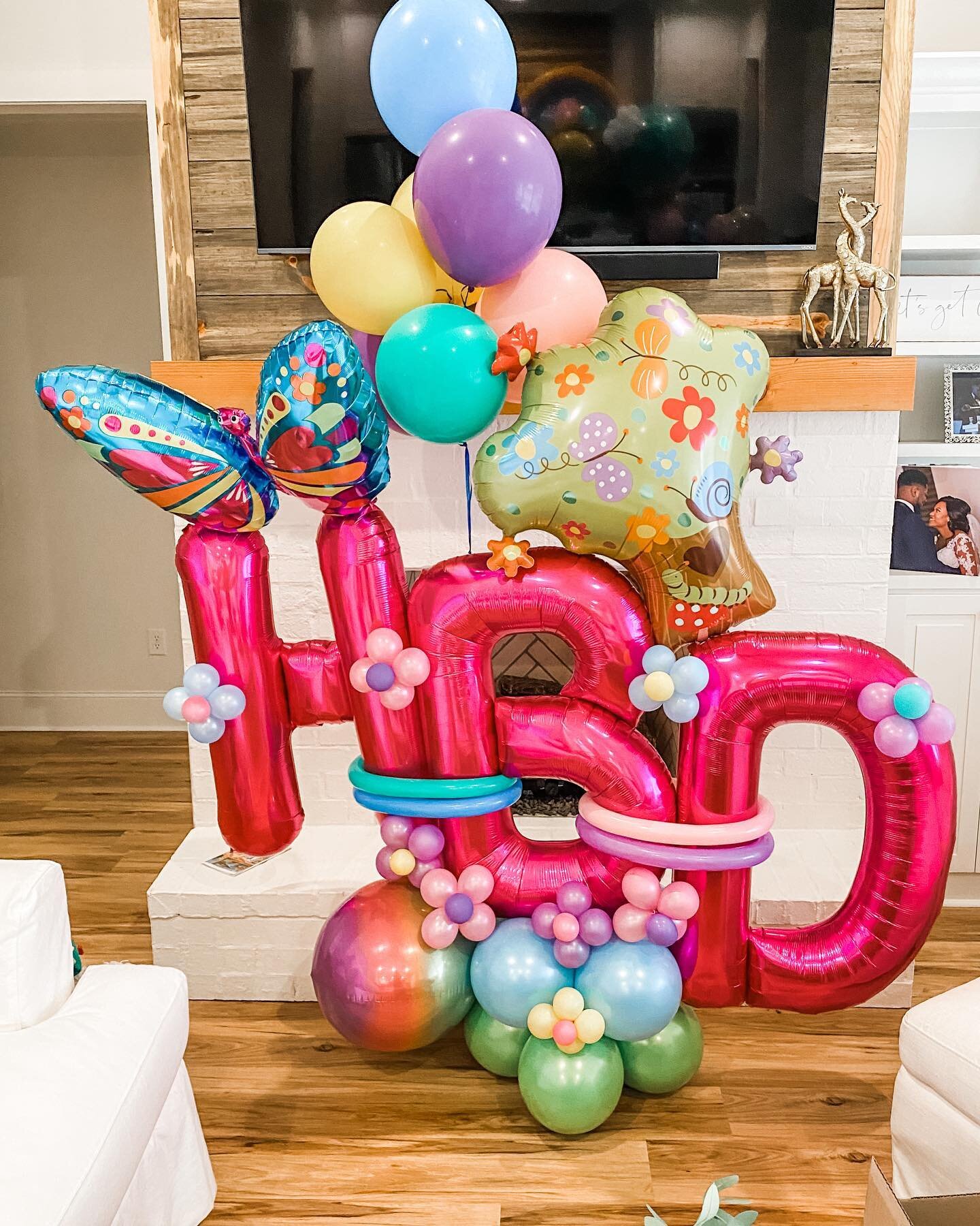 Want a look that you can&rsquo;t get from your local party store? 
Ask about our MEGA balloon sculptures for your next event. Delivery is suggested but pickups are optional if you have a SUV.

www.babaloonz.com