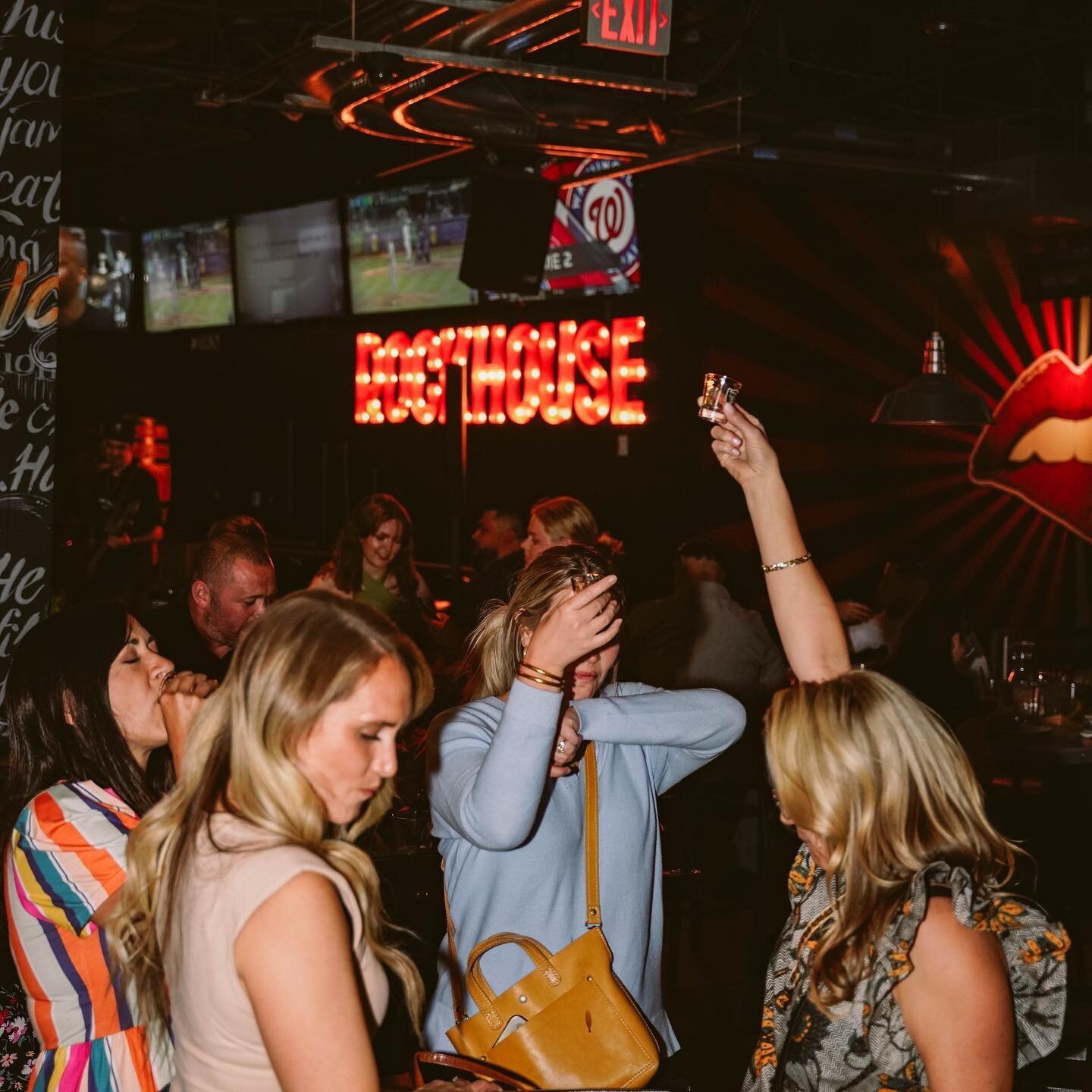 Raise your glass if you&rsquo;re ready for Labor Day Weekend! ☀️

#labordayweekend #lasvegasstrip #rockhouselv #grandcannalshoppes