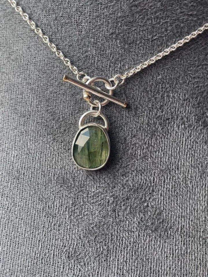 *sold* Gold and Green - what a combo 🤩

A Rutilated Green Quartz toggle clasp necklace with 9ct gold accents. Available now in the shop 💫

#rutilatedgreenquartz #rutilatedgreenquartzjewellery #rutilatedgreenquartzjewelry #toggleclaspnecklace #sterl