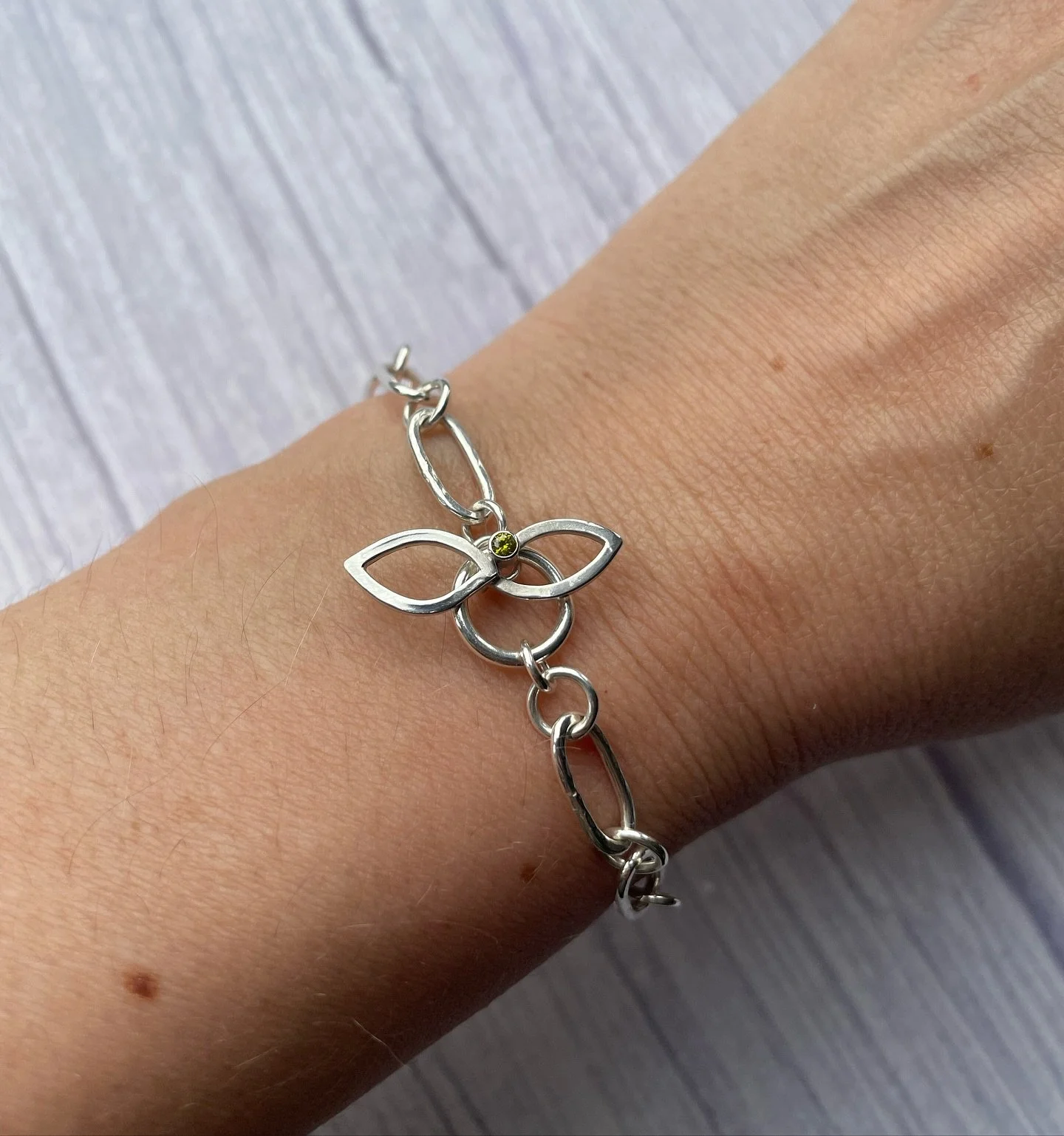 A new addition to the Silver Leaves collection. A handmade chain bracelet, lightly textured with a unique leaf design toggle clasp - set with an Olive Green CZ. One for the nature lovers! 🌿 

Available now in the shop 💫

#olivegreen #olivegreencz #
