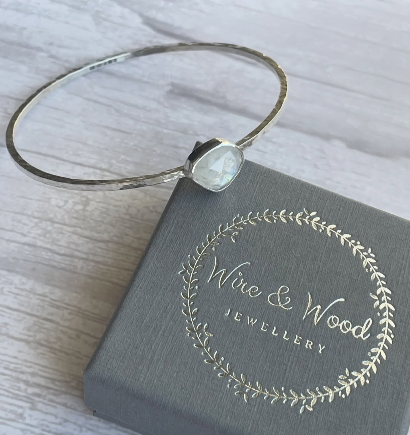 🤍Moonstone bangle🤍

Textured sterling silver bangle with the most gorgeous rosecut irregular shaped Moonstone. Handmade, one of a kind, fully hallmarked and ready to send 💫

#moonstone #moonstonebangle #moonstonejewellery #moonstonejewelry #handma