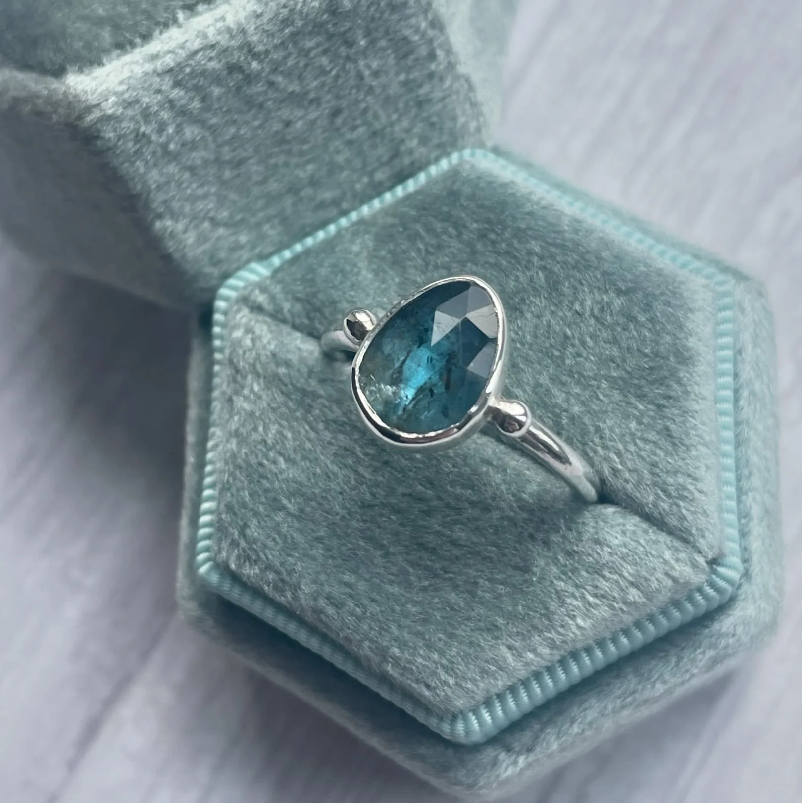 Reignited my love of making rings recently. I tend not to make lots up front and concentrate on made to order, but these Teal Moss Kyanites were calling to me! 

This one is Size Q and on the website now 💫

#tealmosskyanite #tealmosskyanitering #han
