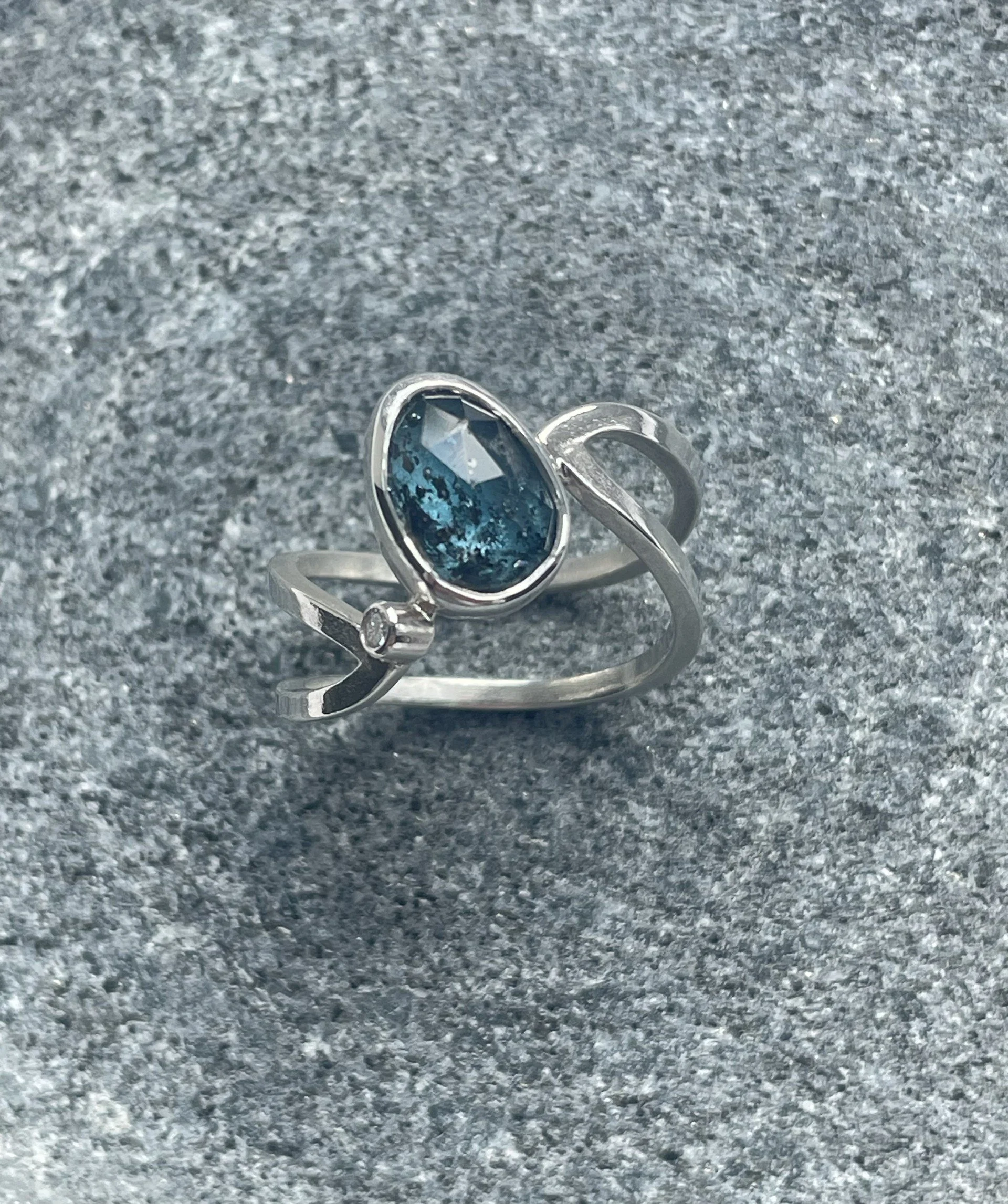 wire-and-wood-jewellery-sterling-silver-teal-moss-kyanite-ring-moissanite-dish2.jpg