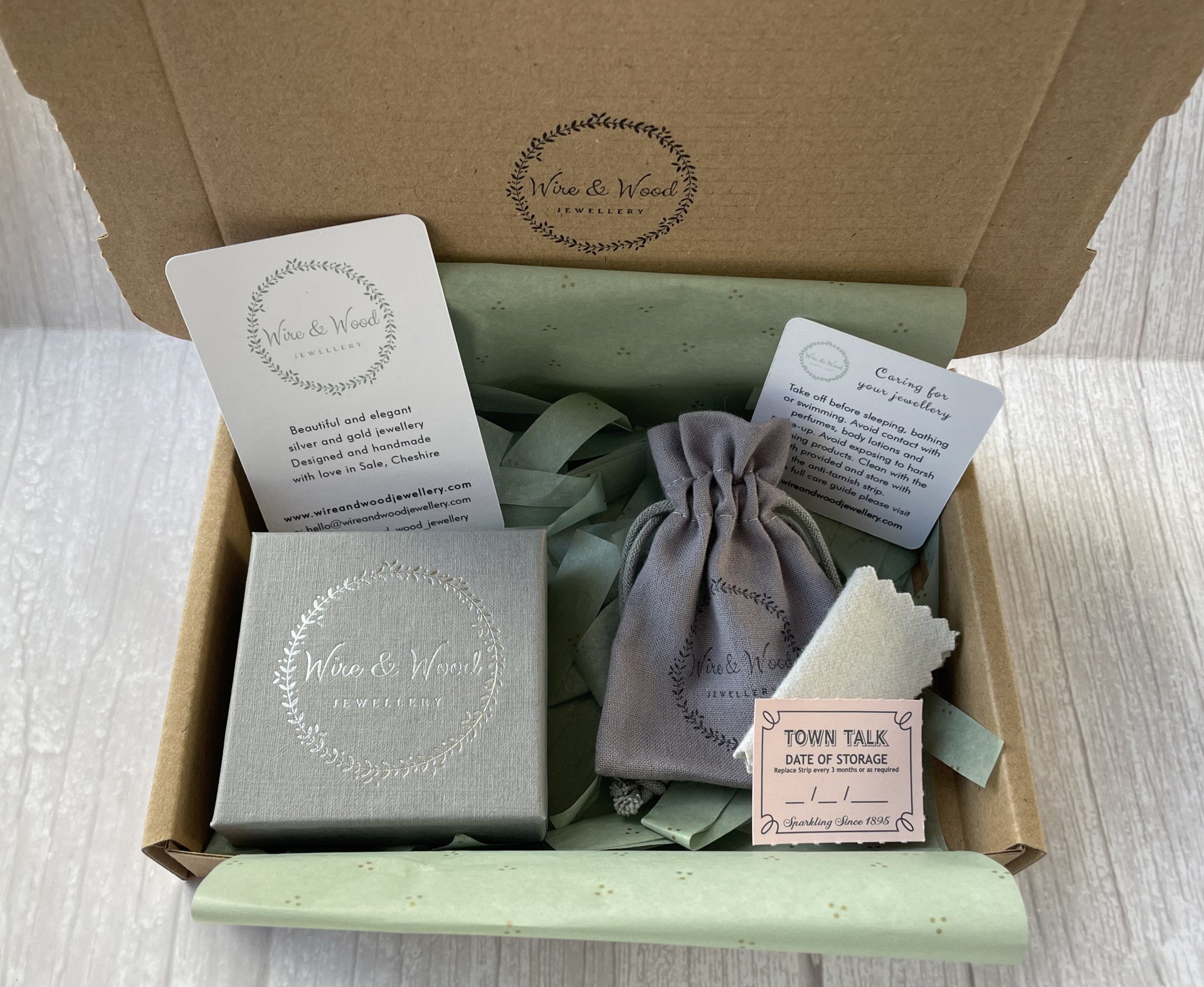 Wire_and_wood_jewellery_Packaging_box.jpg