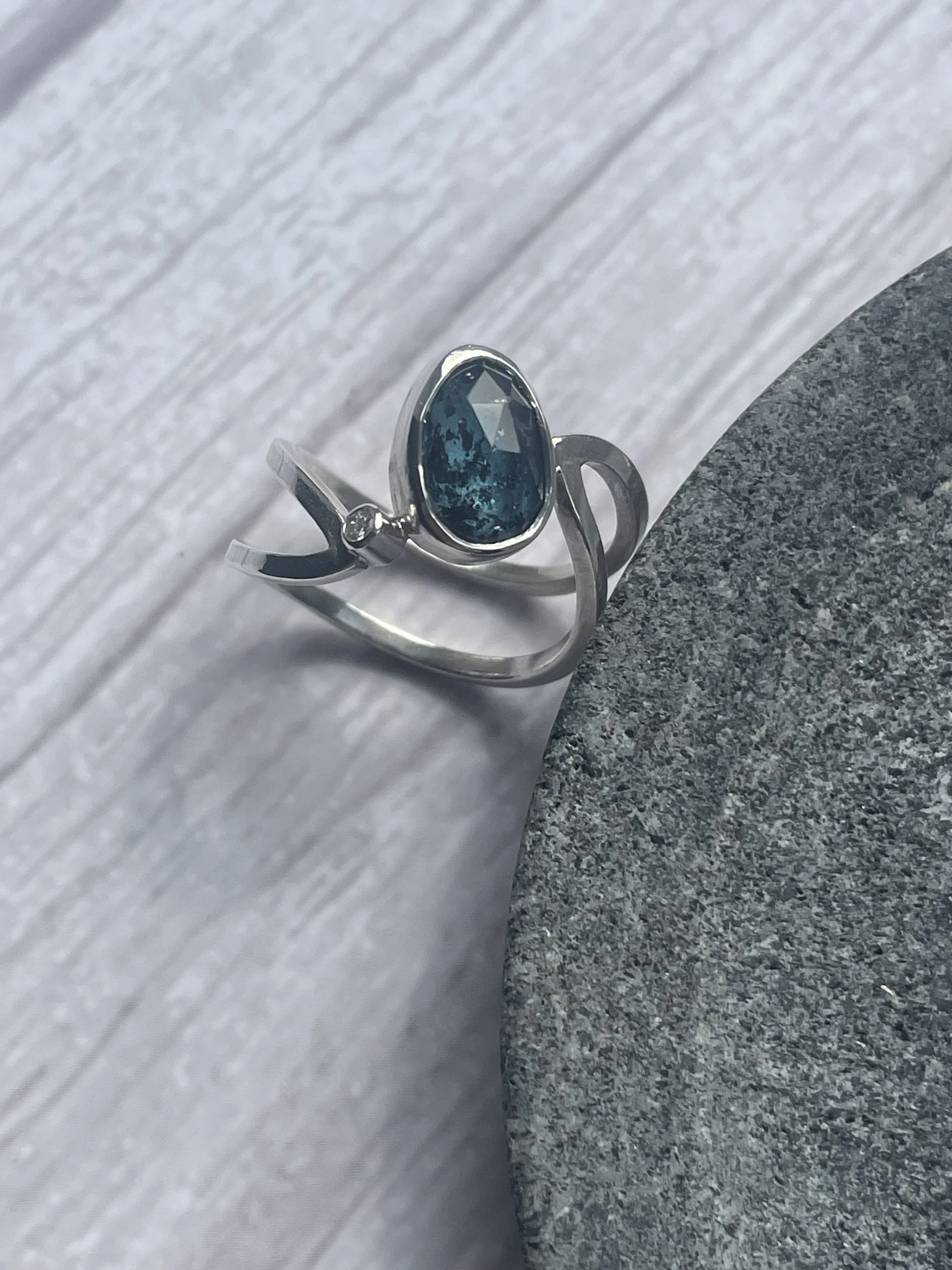 wire-and-wood-jewellery-sterling-silver-teal-moss-kyanite-ring-moissanite-dish.jpg