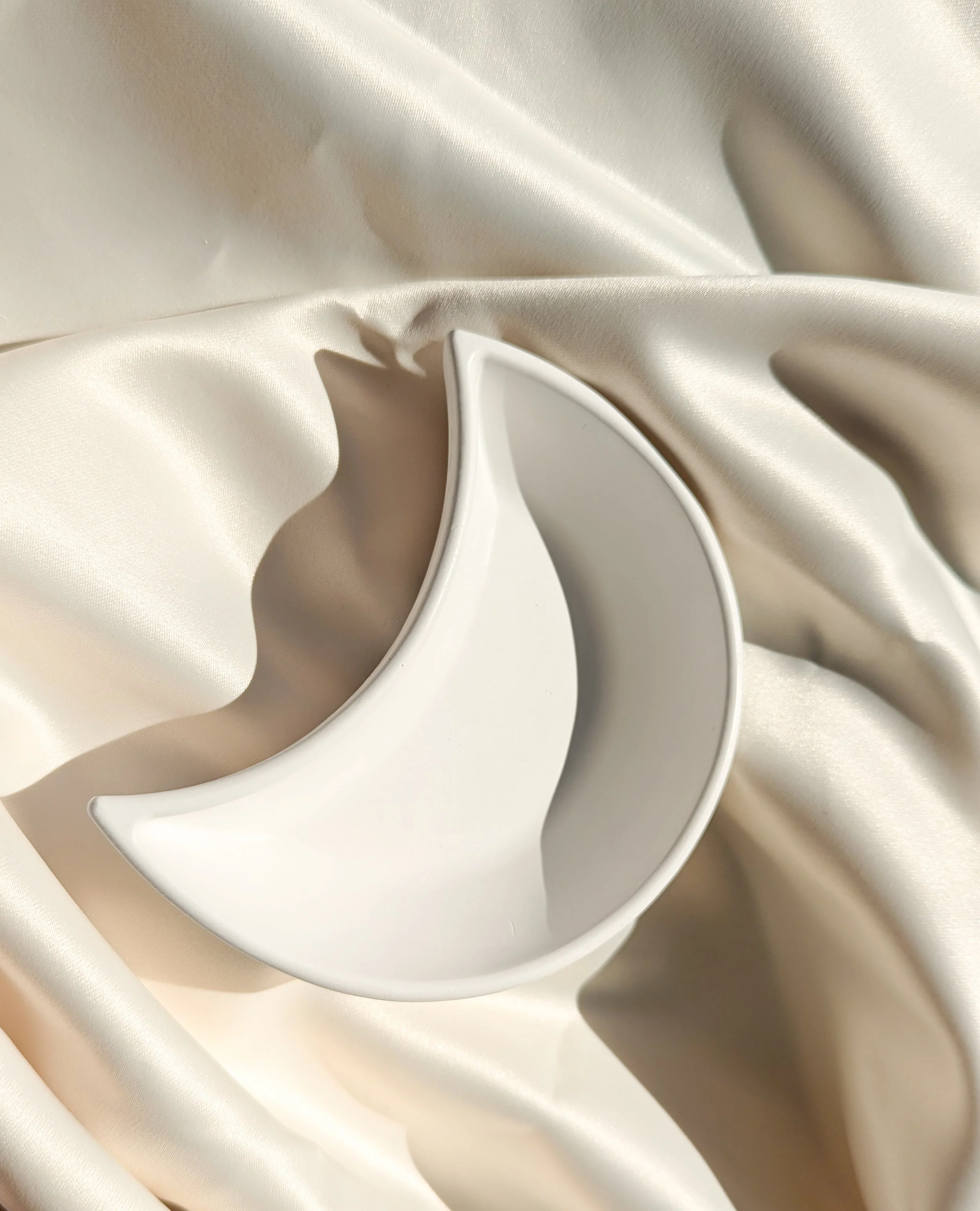 Elegant handmade moon shaped trinket dish. The sleek, crescent design adds a touch of celestial charm to any space, making it an ideal decorative piece for your vanity or nightstand