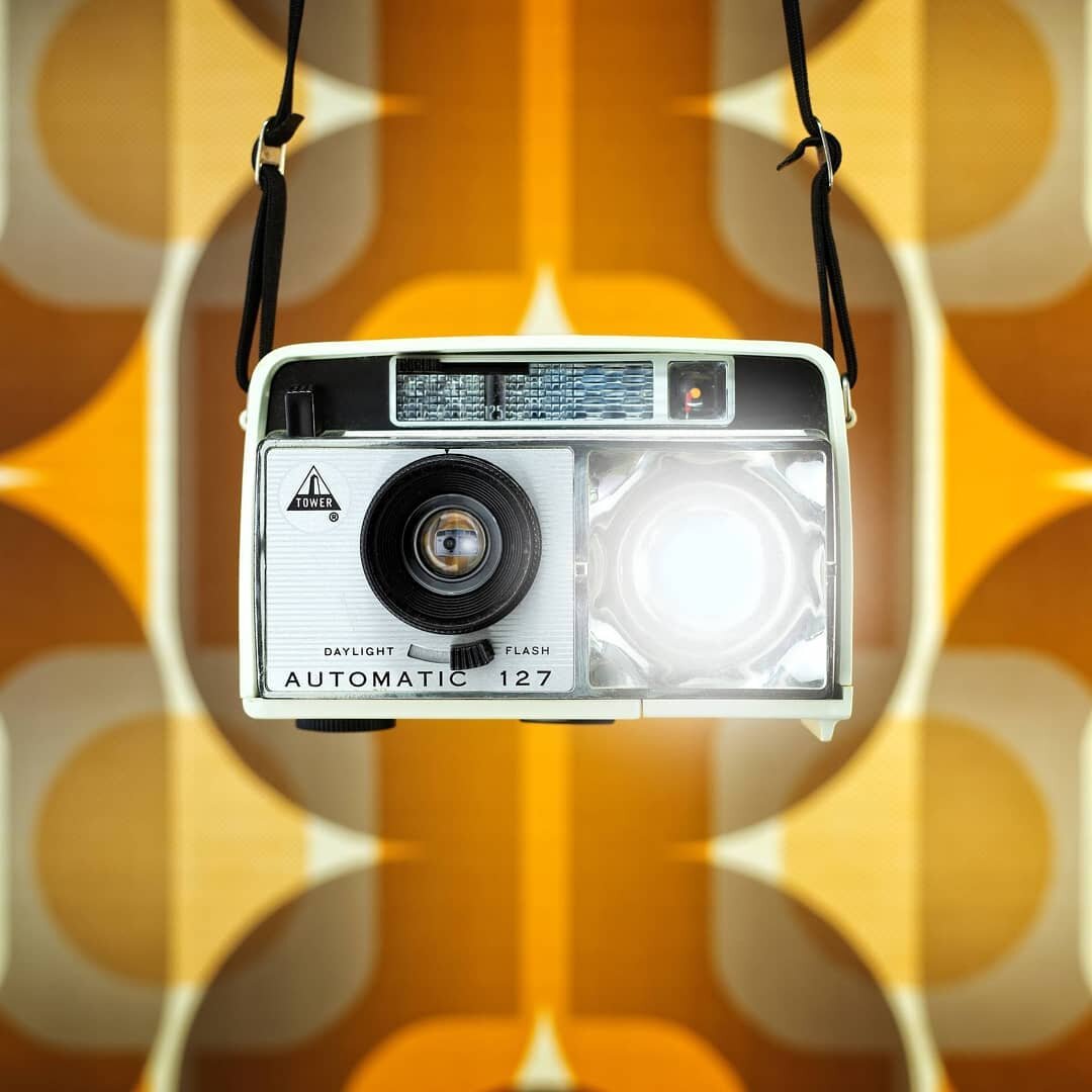 CameraSelfies&reg;: &quot;What happens when photo cameras would come up with the idea to take selfies? Historical, bizarre and beautiful cameras capture photos of themselves... on background of contemporary wallpapers. You are the mirror...&quot;⁠
Ve