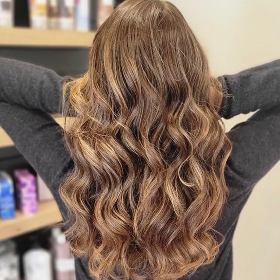 @ian.beckk creating this gorgeous sun kissed brunette! Ian has some last minute booking opportunities this week, click the link below to book. ⬇️

https://www.ianbeckk.com

#ctsalon #cthairsalon #ctstylist #ianbeckstylist #brunette #livedinhair #live