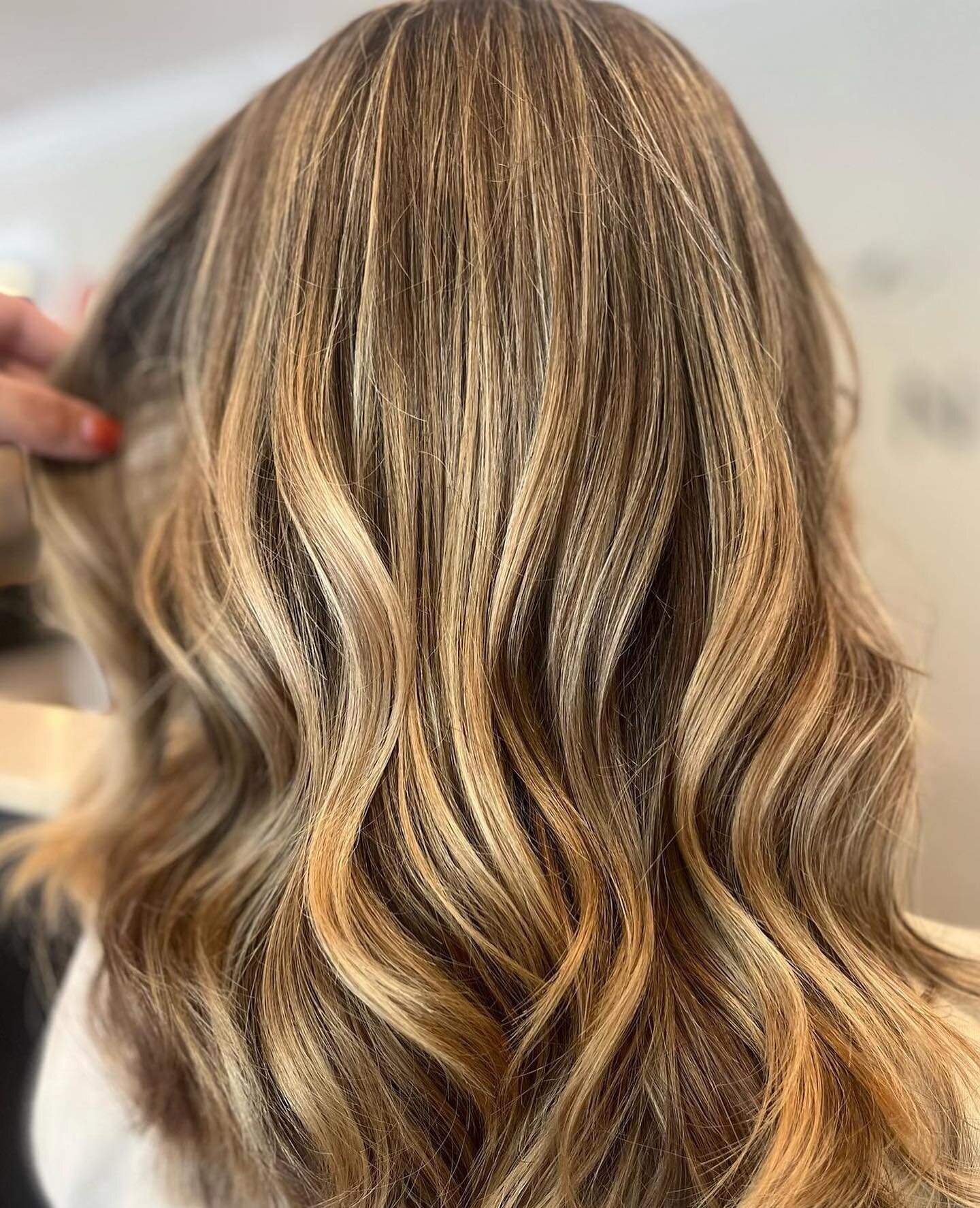 A touch of brightness for this beauty✨

@nourishedbyninaa is booking up fast for summer, click the link in the bio or follow her and check out her beautiful work! 

#booking #bookingforsummer #cthair #cthairstylist #cthairsalon #balayage #balyagehigh