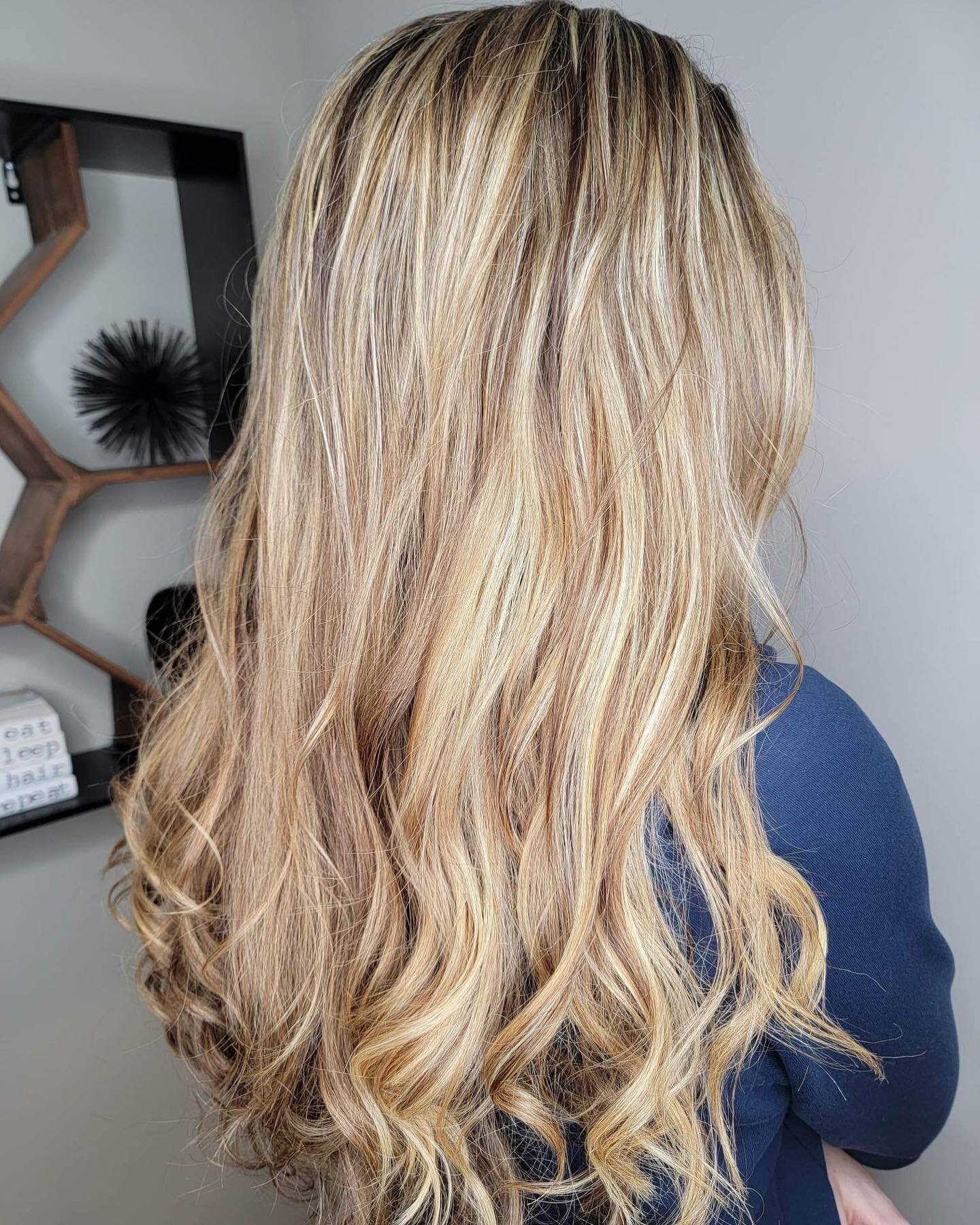 Dimensional blonde by @brandyc_signature_hair 

Created using all @schwarzkopfpro 

#ctsalon #cthairartists #ctstylists #northwindhamct #dimensionalblonde #blondehair #blondespecialist #blondehighlights #schwarzkopf #signaturesalonct #brandyc_signatu