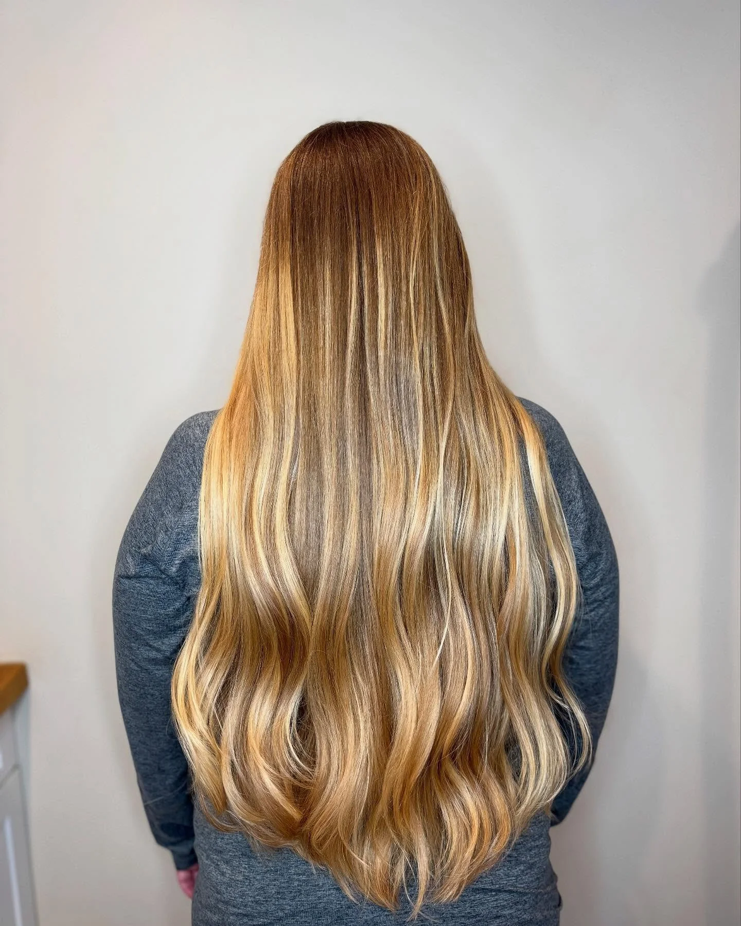 *Spring vibes are here ☀️#sunkissedhair 

Shoutout to @theholistichairartist for those gorgeous lived-in blondes! Swipe to see the before! 

#livedinhair #springblondes #northwindhamct #cthairsalon #cthairstylist #oligopro #blondemeschwarzkopf #theho