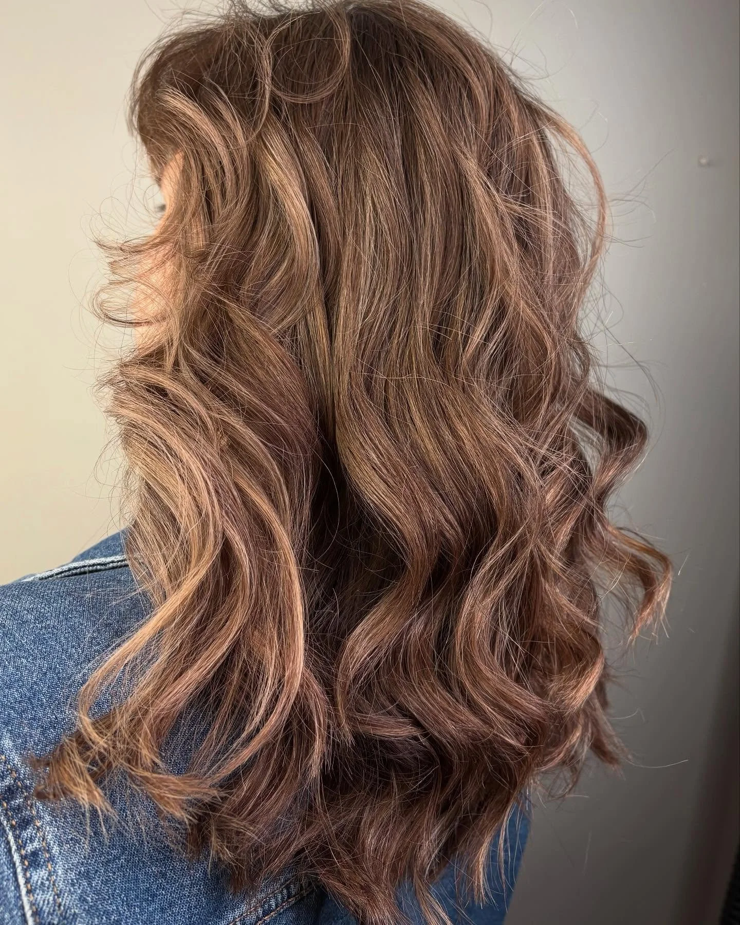 @crawford.curls Giving us subtle nude tones throughout this beautiful lived-in look. @schwarzkopfpro @schwarzkopfusa 

#crawfordcurls #signaturesalon_ct #northwindhamct #ctstylist #cthairsalon # #livedinhair #nudetones #nudehaircolr #lovewhatyoudo