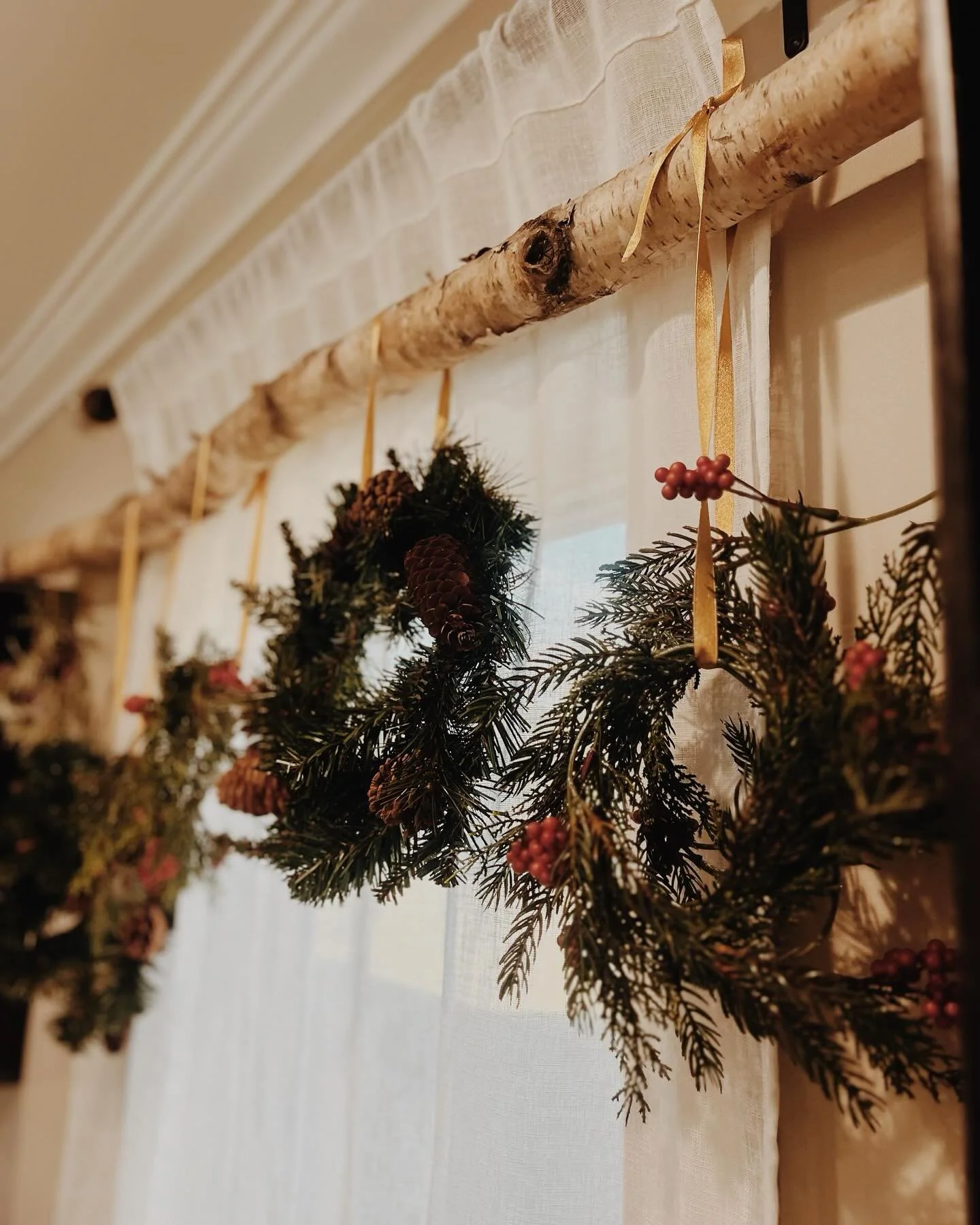 The holiday spirit is definitely flowing through air at Signature Salon. 🎄 keep an eye on our stories for last minute availability with our stylists! Can&rsquo;t have a holiday without gorgeous hair! 

#holidayhair #fortheloveofchristmas #salondecor