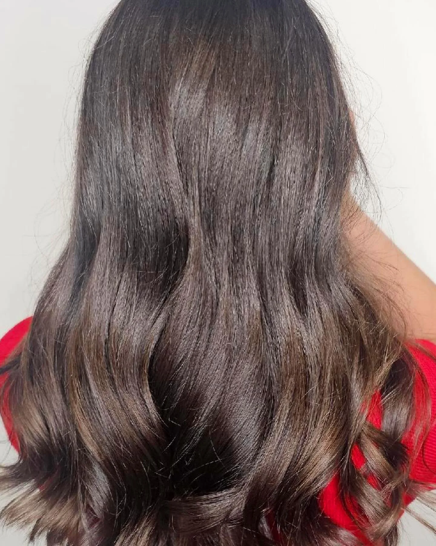 Cozy chocolate Brunette @brandyc_signature_hair giving us all those warm vibes! 

#schwarzkopf #schwarzkopfusa #brunette #warmhair #richtones #ctsalon #ctcolorist #cthair #northwindhamct #signaturesalon_ct