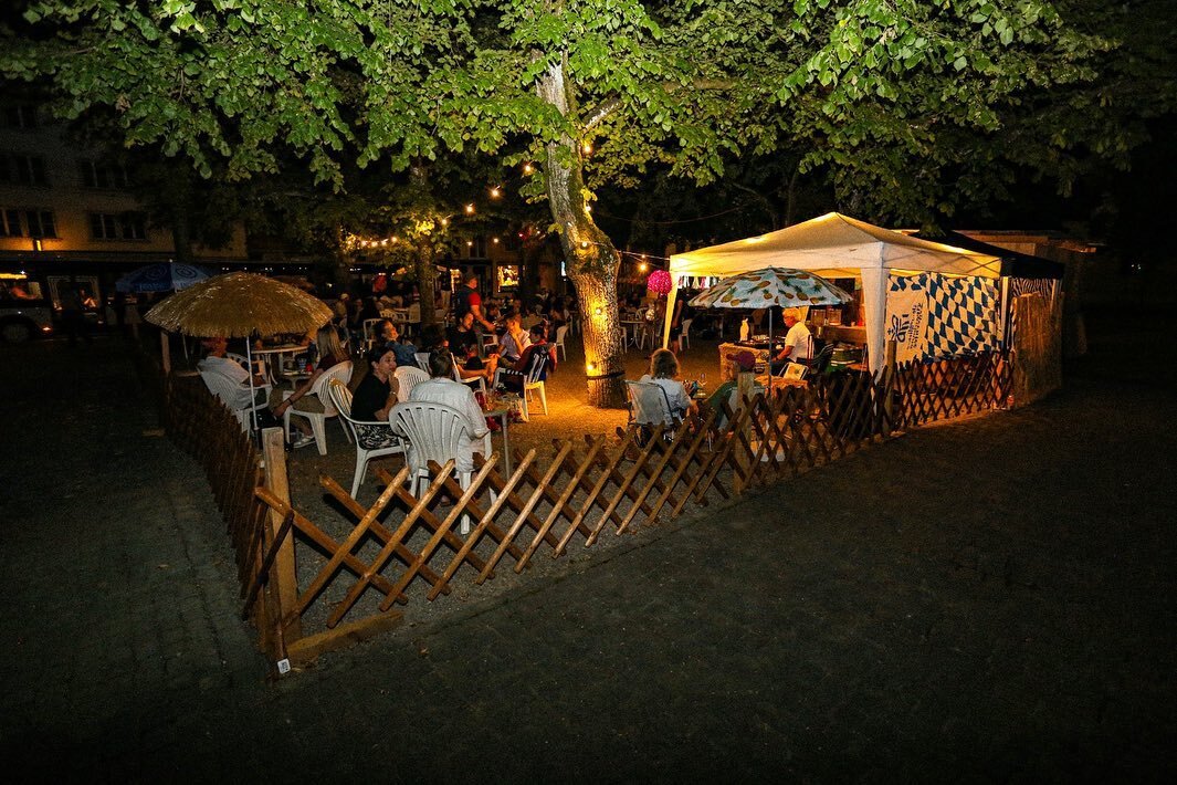 Danke f&uuml;r die tolle Er&ouml;ffnung gestern. Heute und morgen bis 01 Uhr - Bowlen unter B&auml;umen. Yeah.
📸 @andrekrysl 
#bowlengarten #winterthur #popup #2023 #punch #cocktails #fastfood #loadedfries #fries #summer #switzerland #zurich #cool #