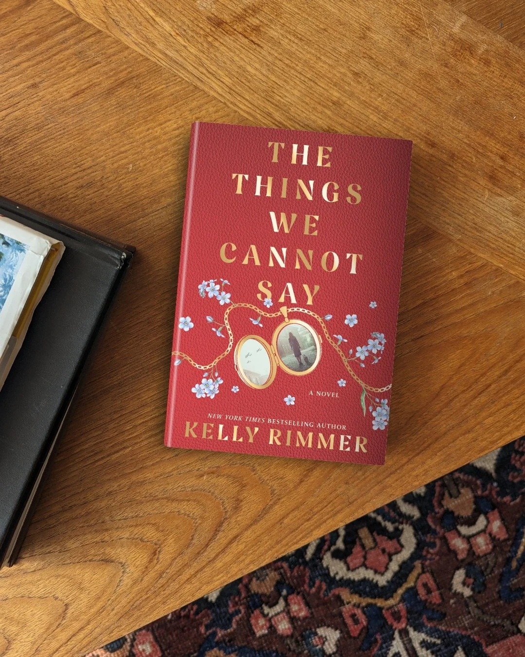 I know I shouldn&rsquo;t play favourites&hellip; but this special edition of The Things We Cannot Say feels so incredibly special to me. 💛

The cover, the sprayed edges, the way it looks and feels in your hands... it&rsquo;s one of those editions th