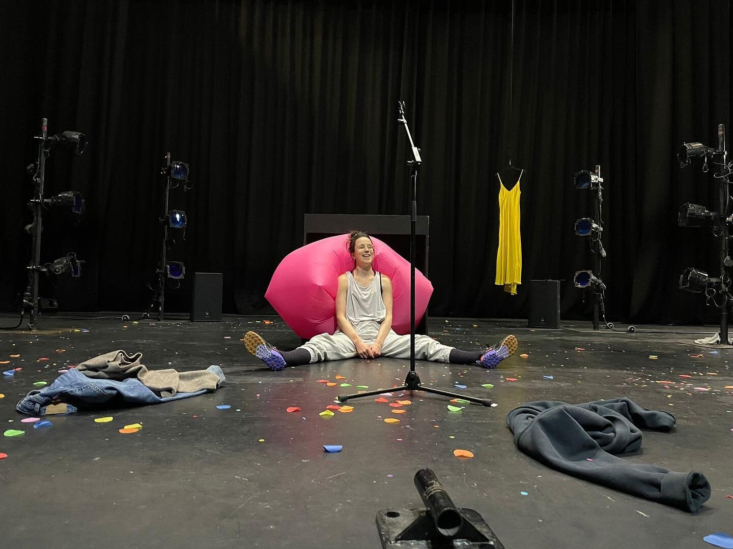 Back in the rehearsal room yesterday after big old covid isolation time. Snippets of being a silly arse. 

Big 😍🥰😘 to team in the room yesterday  @mariacrocs @preparedtobe @_bglighting @stephlmcm @mgtuckey @roshanconn 

.
.
.

#playing #making #pe