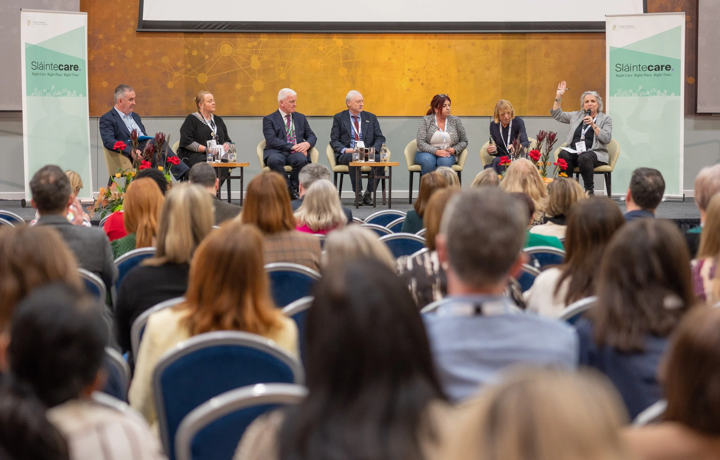 How to Use Conference Photos to Increase LinkedIn Engagement 
