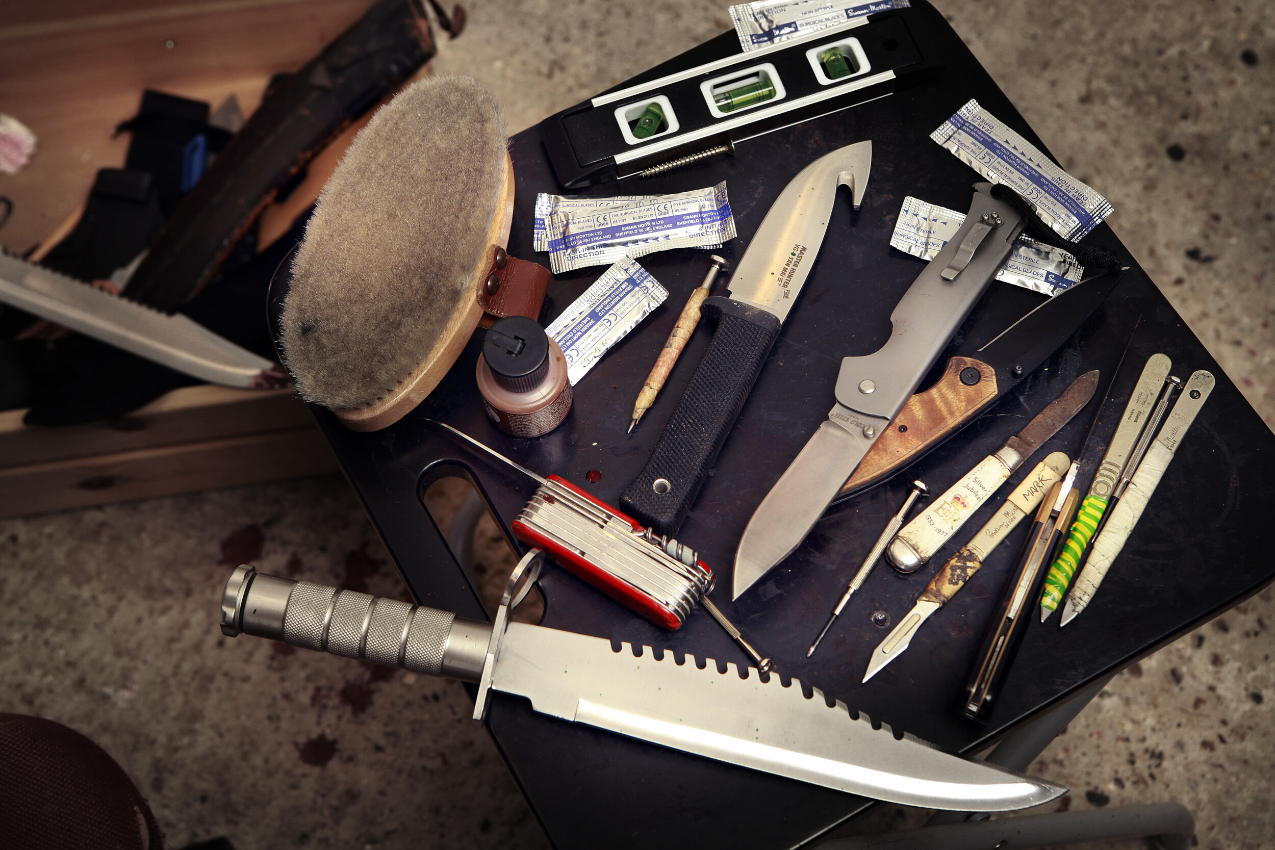 03 2. KNIFE TABLE.jpg