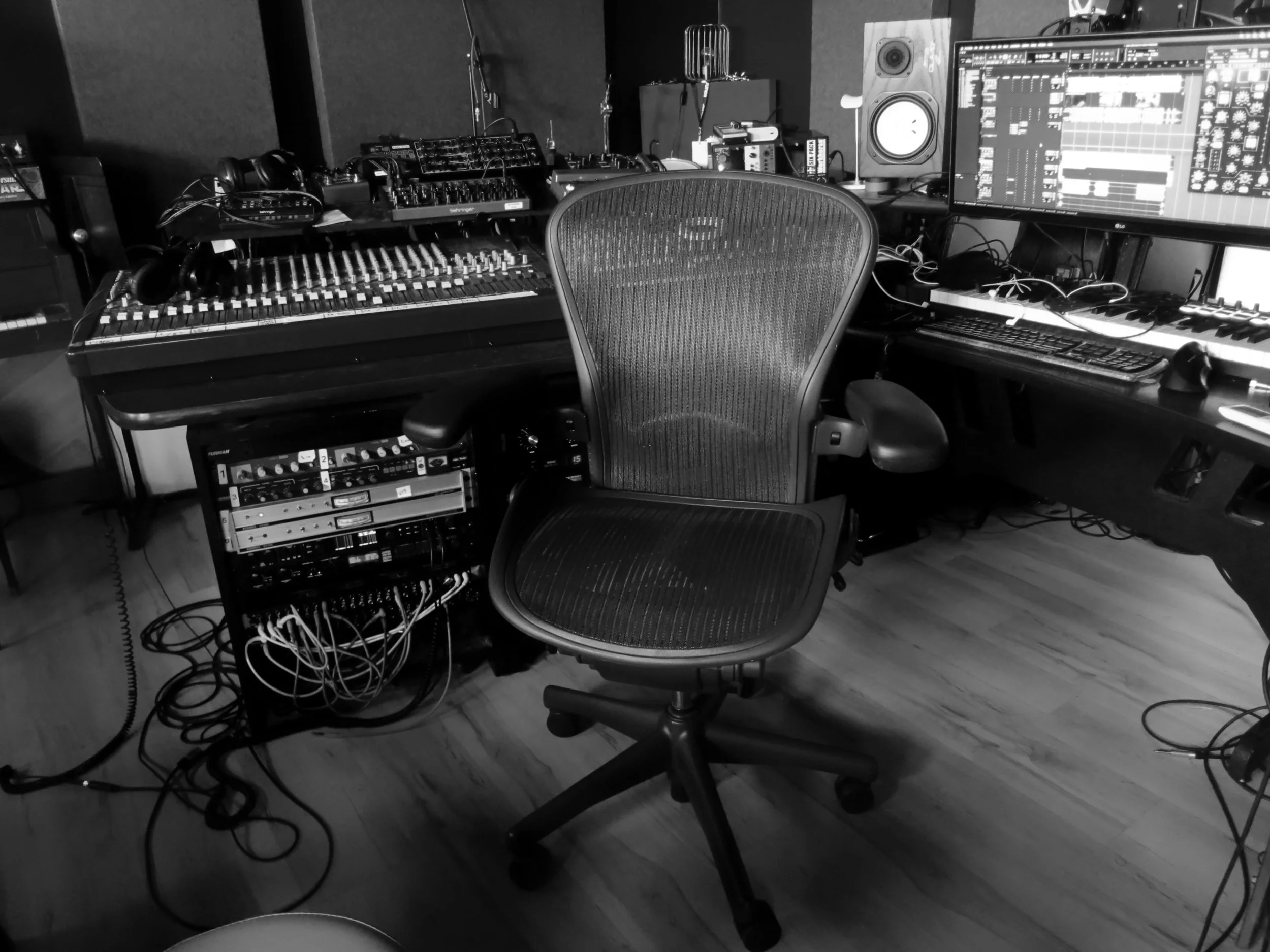 Feeling like using my camera more in the studio lately.  Here&rsquo;s some shots from sessions this week!

#recordingstudio #homestudio #photography #canons100 #canon_photos