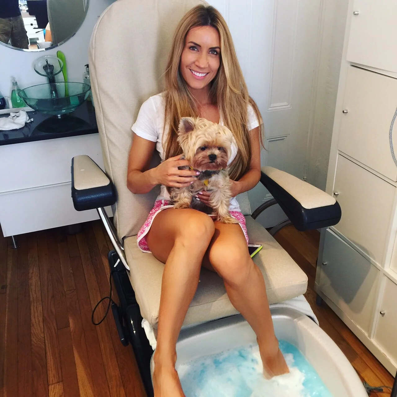 How to spray tan yourself with a machine