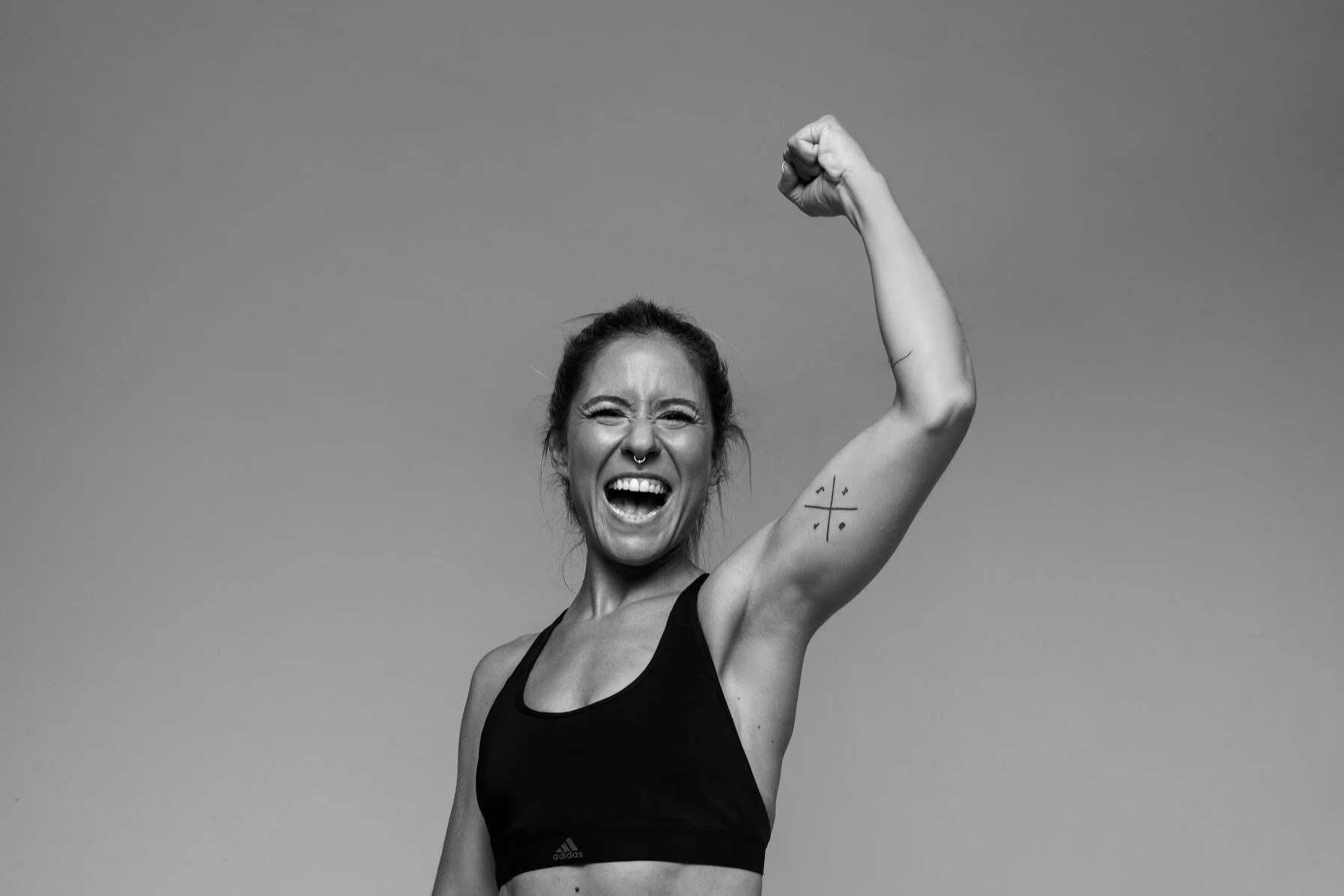 mujer levantando kettlebell