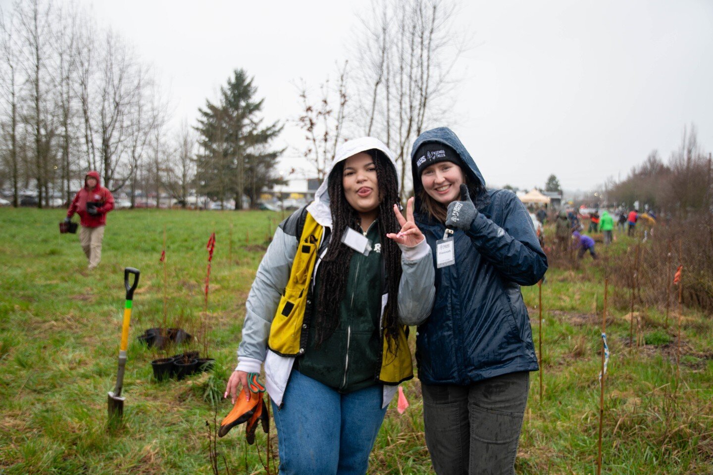 Students of #RosemaryAndersonHighSchool demonstrated their leadership abilities at a recent Friends of Trees planting event.📋 They took charge, instructing volunteers on the proper techniques for planting native trees and shrubs to restore a two-acr