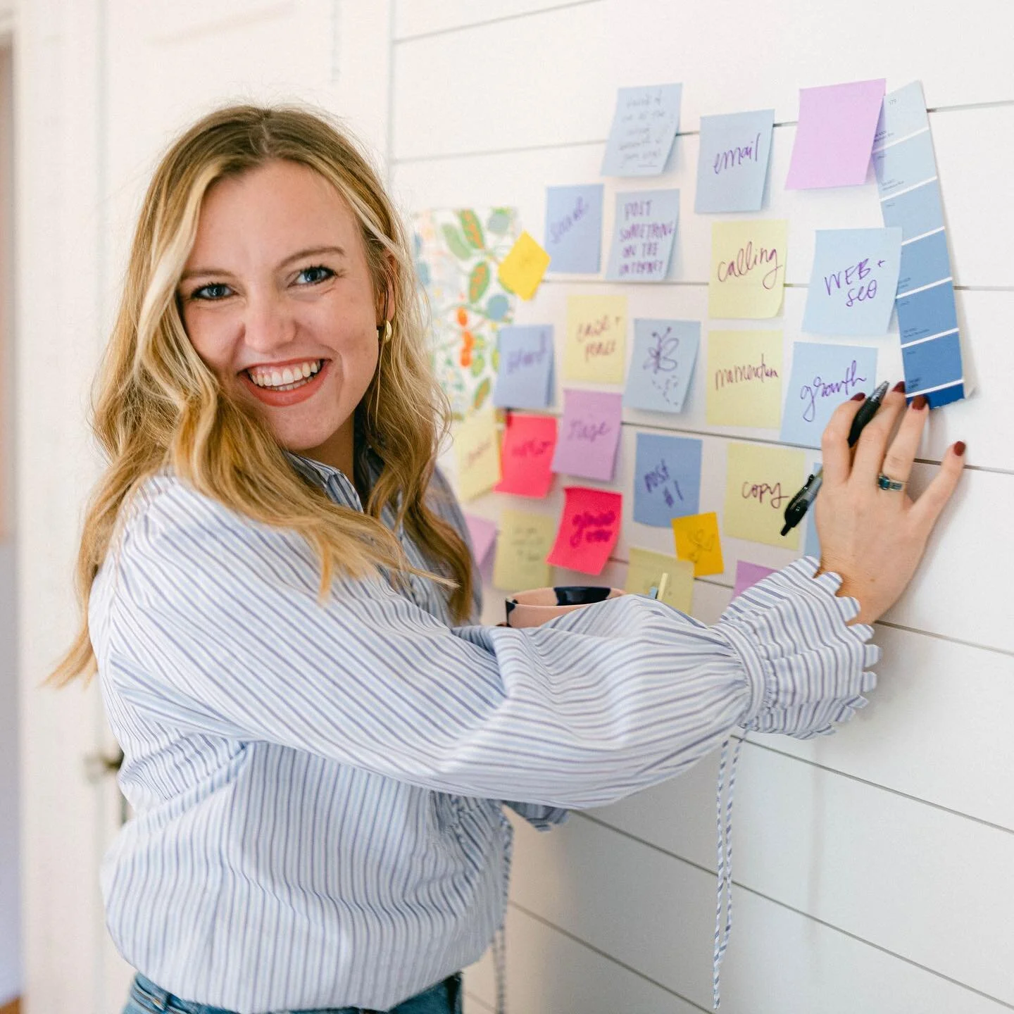 Hi! 👋 I&rsquo;m Caroline Lunne.

I help entrepreneurs, businesses, creators, and non-profits create &amp; maintain marketing momentum.

I give you a map to match your vision and the momentum to make it happen by helping you refine and define your bu