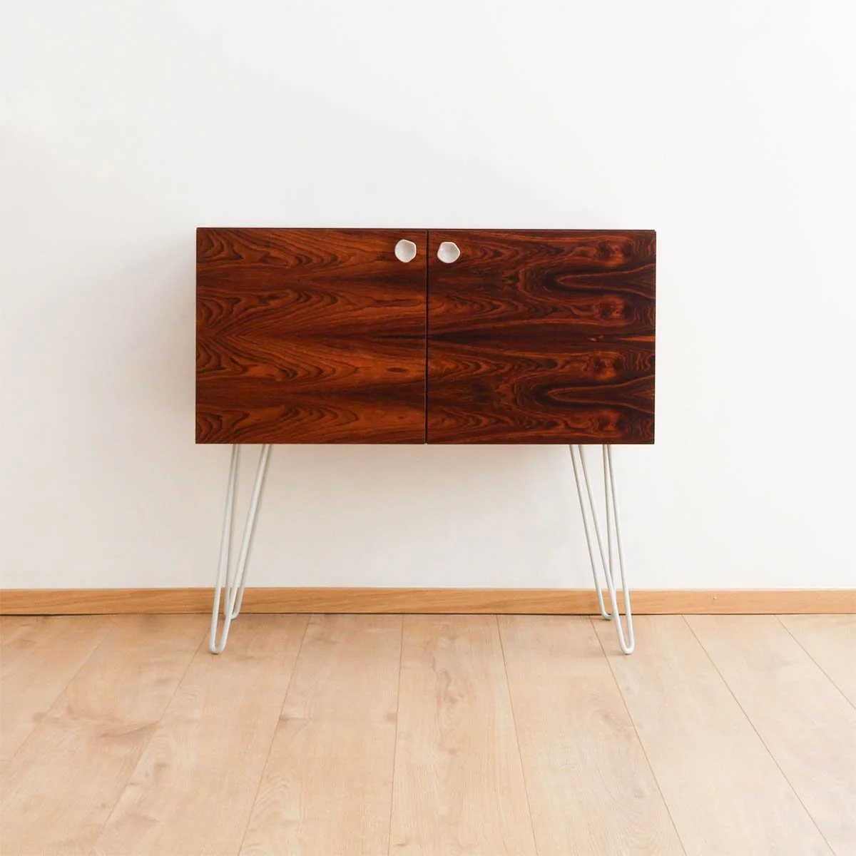 Palisander Sideboard mit hellgrauen Hairpinlegs