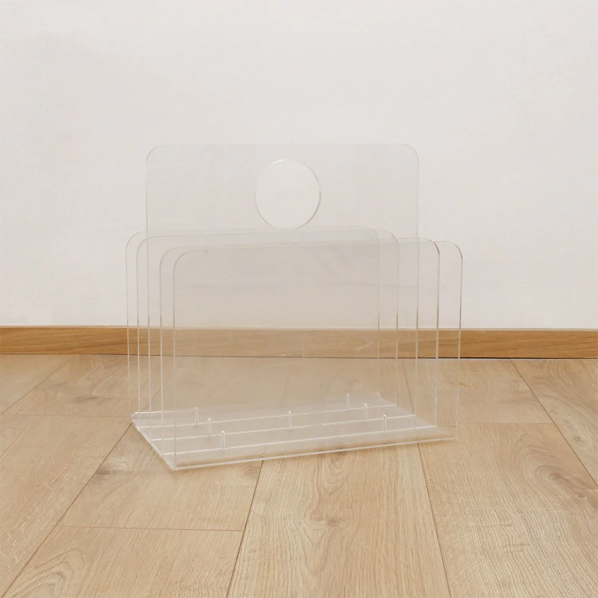 Zeitungsständer aus Plexiglas