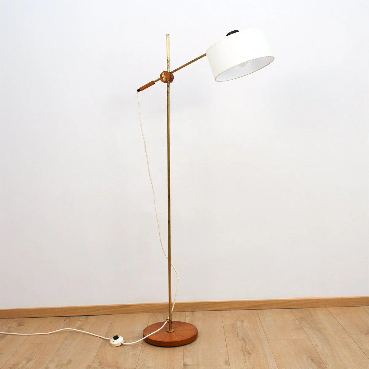 Stehlampe mit Schwenkarm
