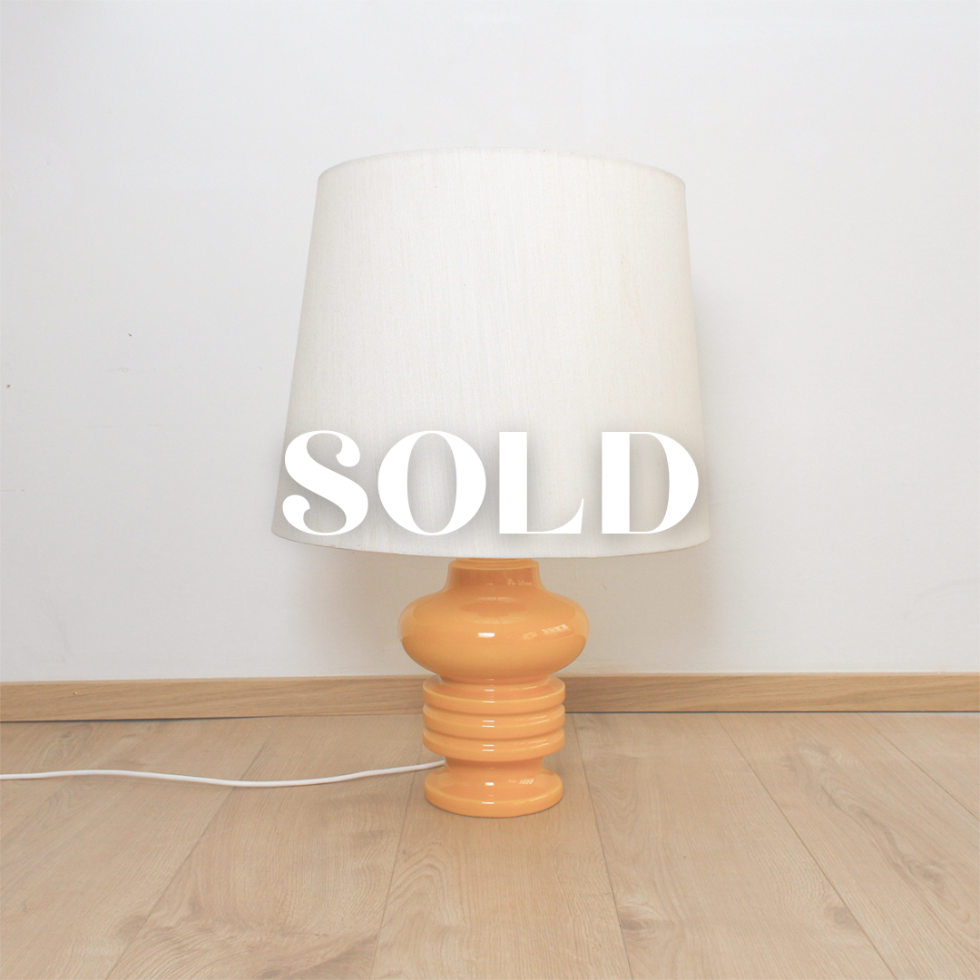Tischlampe mit gelbem Keramikfuß