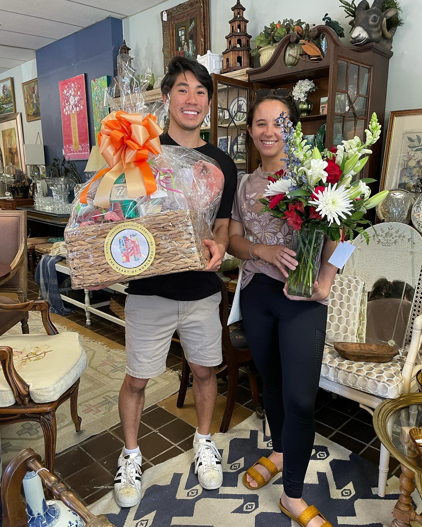 Congrats to our Winner!  Alana Leanui was thrilled to win the Historic Norcross Business Association gift basket and gorgeous flower arrangement by Designs in Flowers. 
@nxvinyl @thelocalpeachga @socialfoxbrewing @reminiscevintagestyle @tasteofbritai